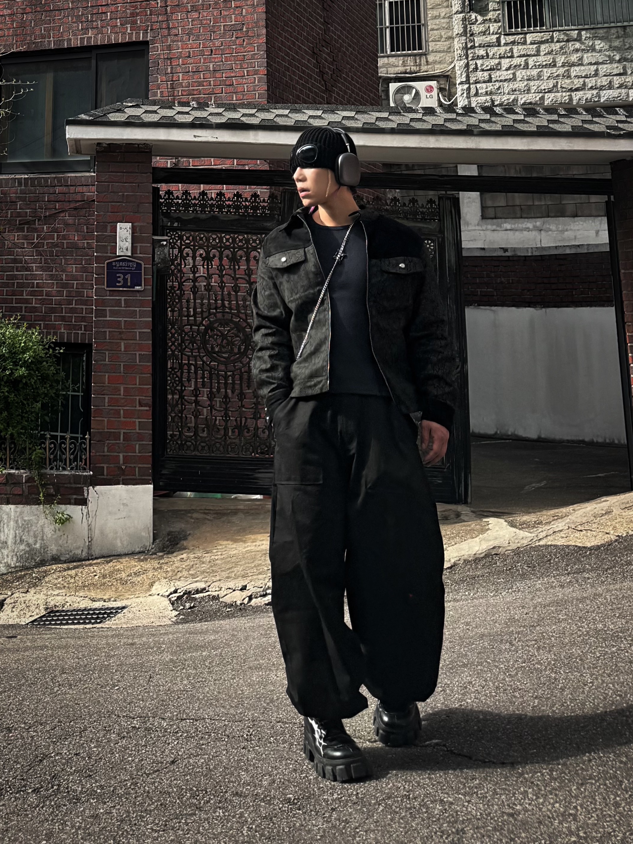C.P. Company Cotton Goggle Beanie Black - 21SS, Prada Monolith Nuanced Brushed Leather Lace-Up Shoes Black Silver 착용 스타일 - 6