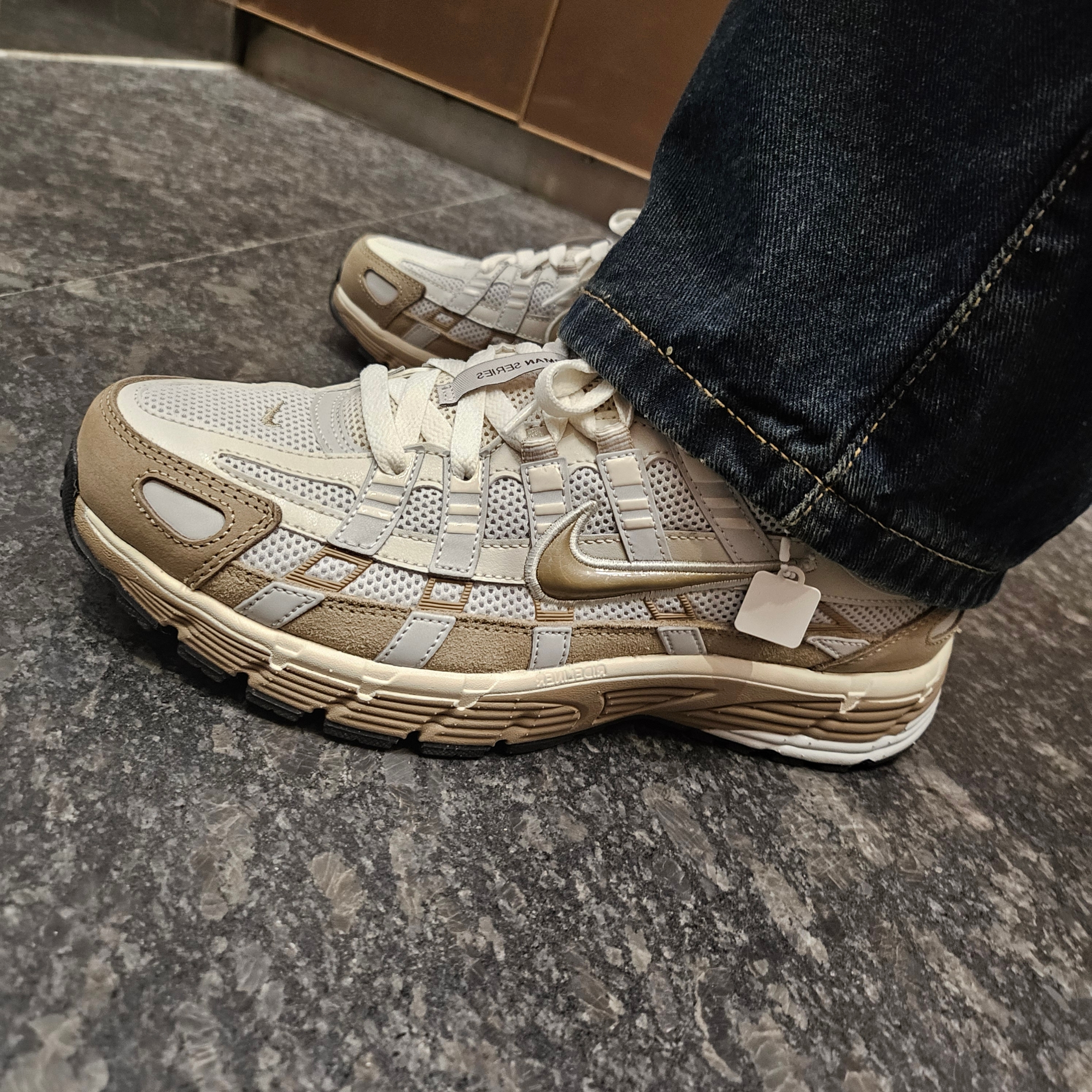 Nike P-6000 PRM Hangul Day Photon Dust Khaki 착용 스타일 - 1