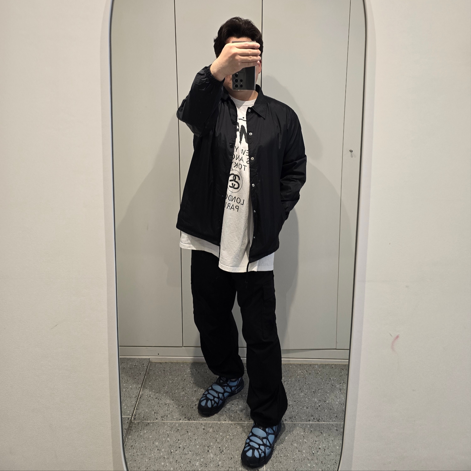 Nike Air Kukini Worn Blue Obsidian, Stussy World Tour T-Shirt White 2023 착용 스타일 - 1