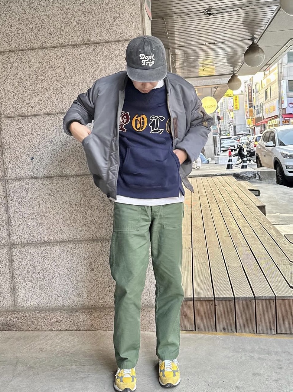 Free & Easy Don't Trip Strapback Hat Charcoal 착용 스타일 - 1