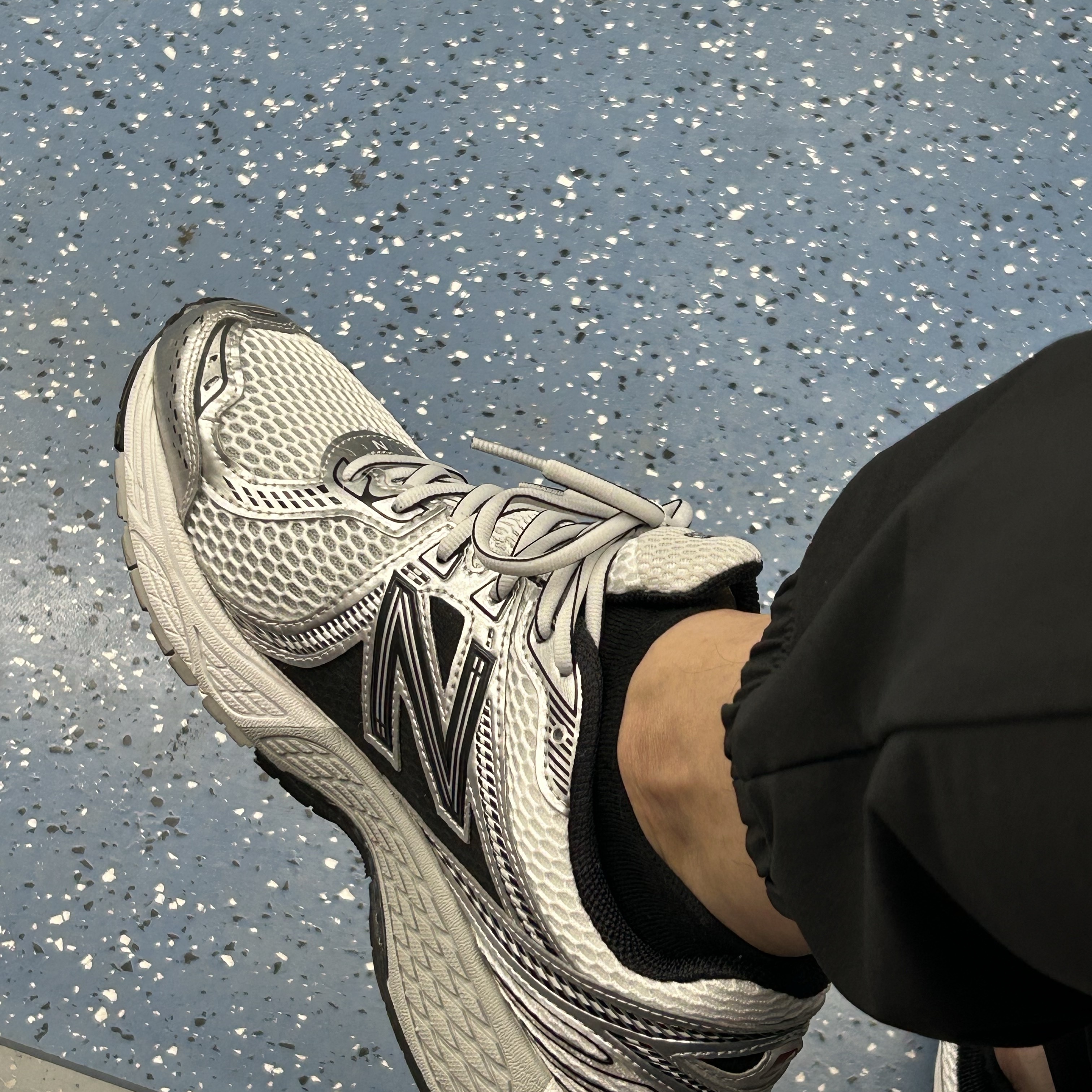 New Balance 860v2 White Black 착용 스타일