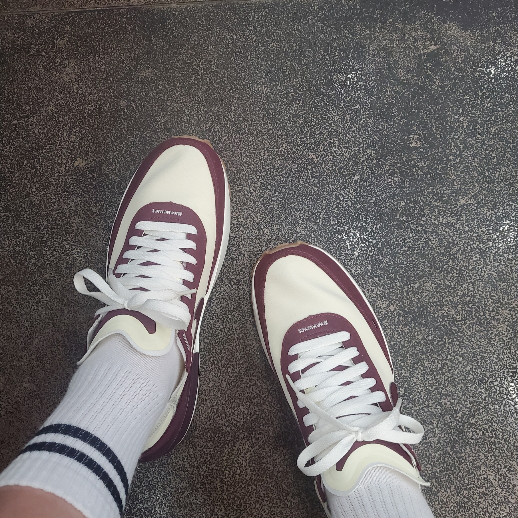 Nike Waffle One SE Coconut Milk Sail 착용 스타일