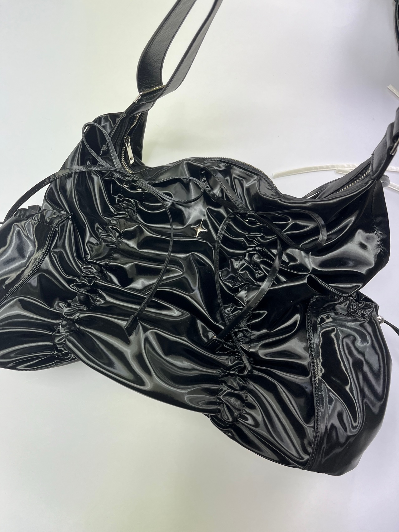 For Appeal String Ribbon Large Hobo Bag Glossy Black, For Appeal String Ribbon Large Hobo Bag Silver 착용 스타일