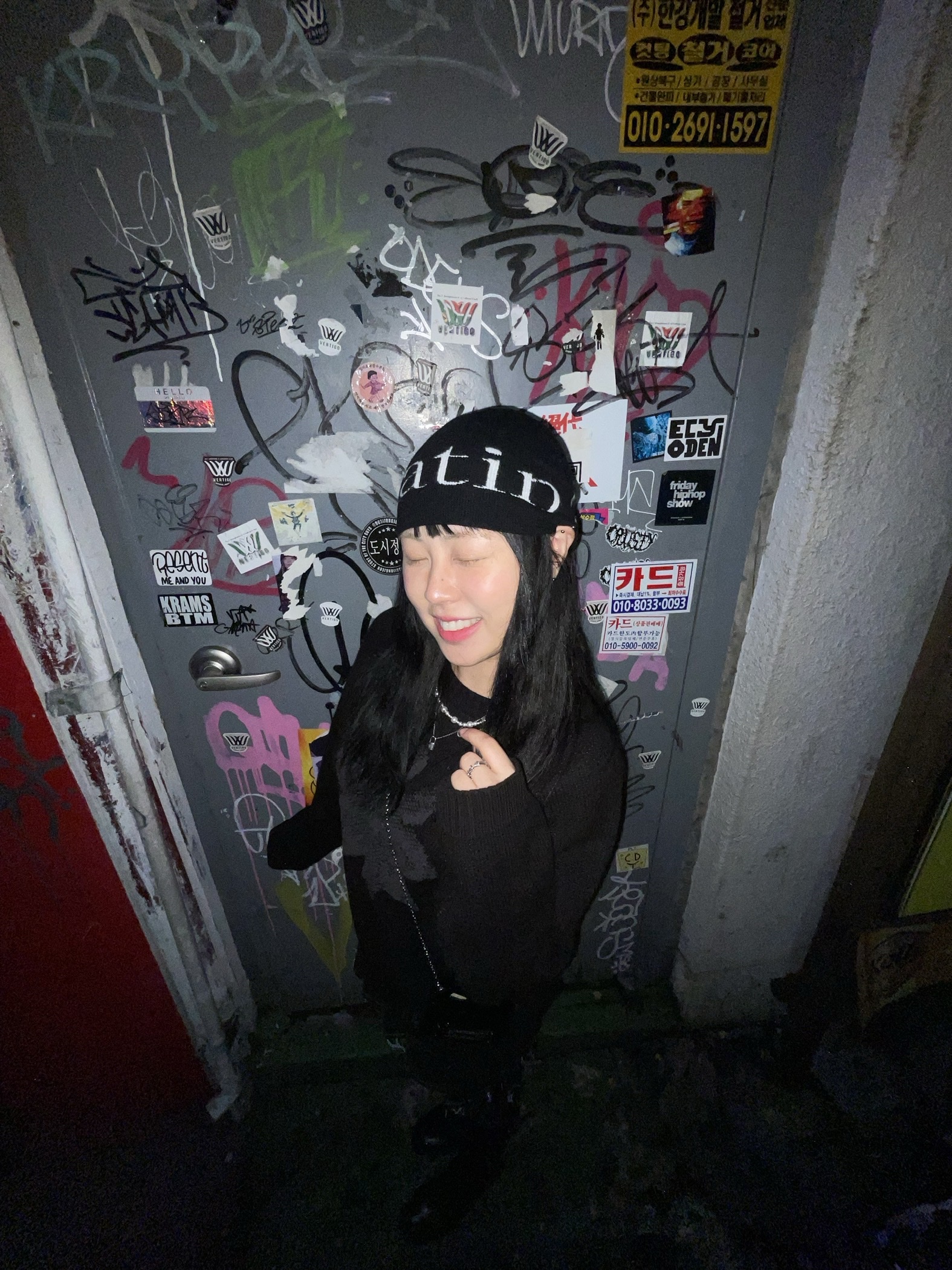 Matin Kim Logo Jacquard Short Beanie Black 착용 스타일 - 3