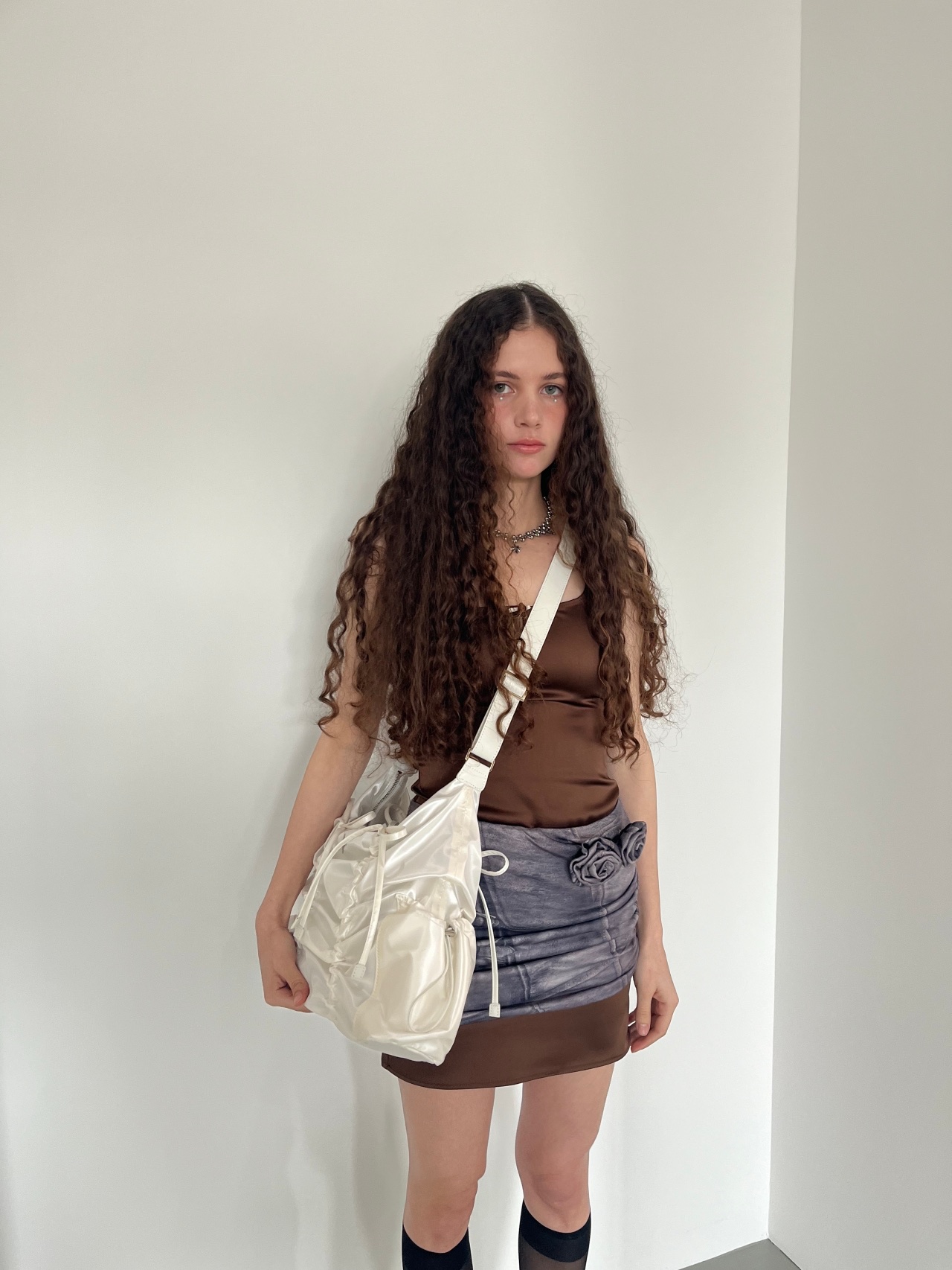 For Appeal String Ribbon Large Hobo Bag Glossy Black, For Appeal String Ribbon Large Hobo Bag Silver 착용 스타일