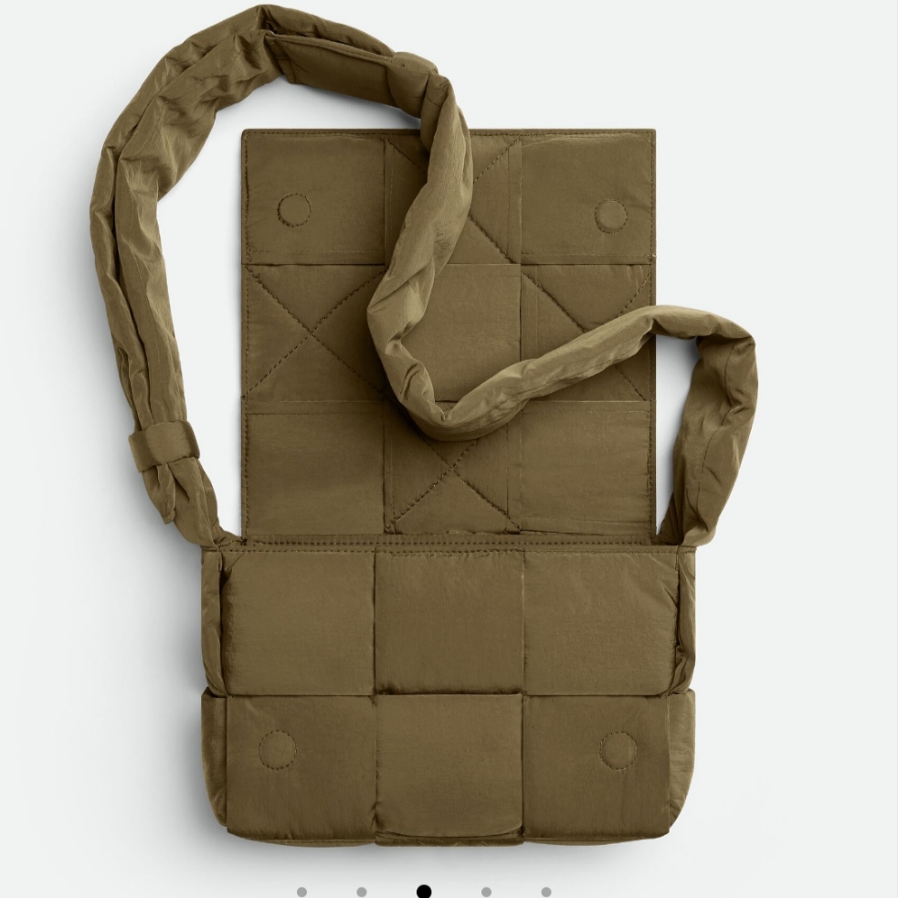 Bottega Veneta Small Padded Tech Cassette Mud 착용 스타일 - 3