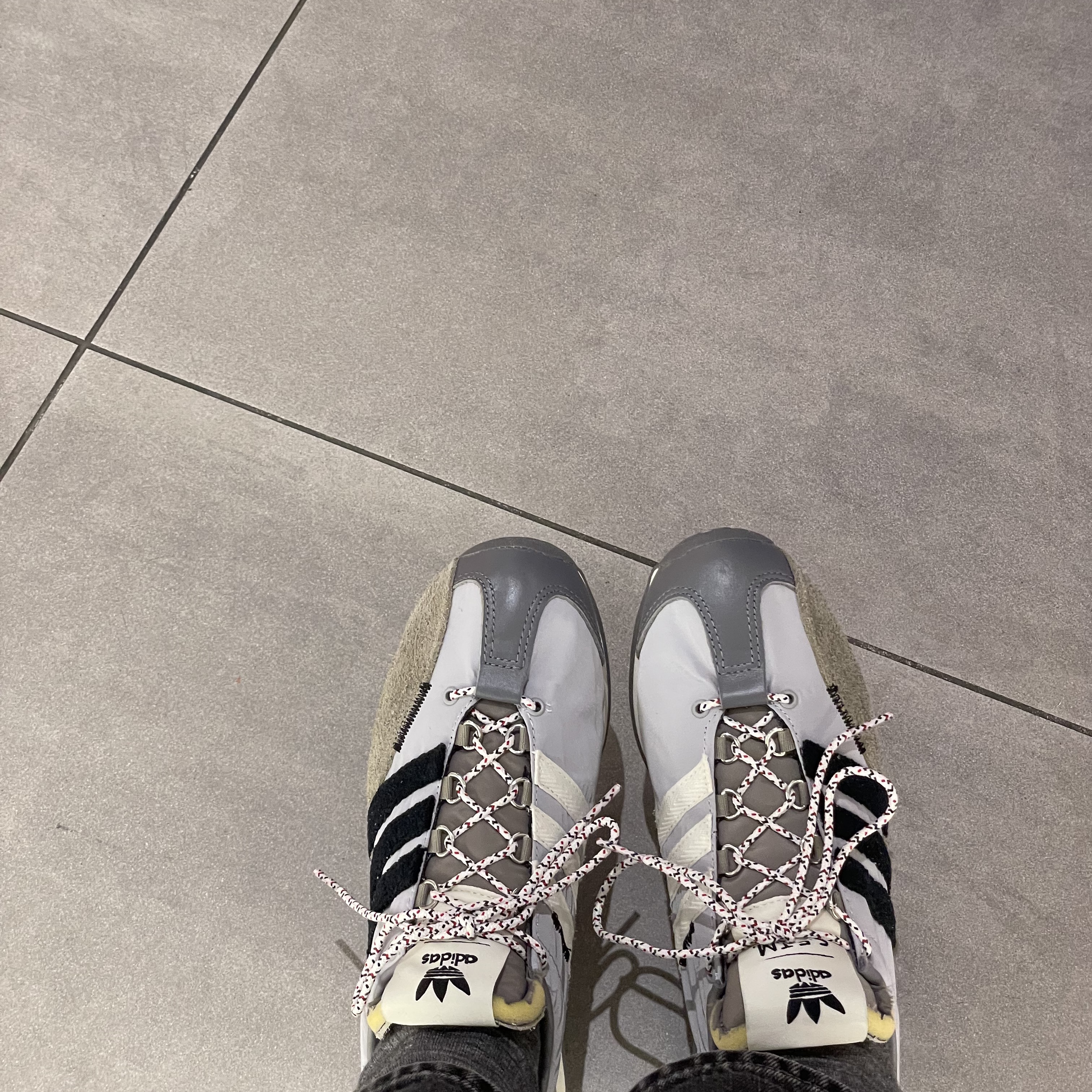 Adidas x Song for the Mute Country OG Grey Two Core Black 착용 스타일