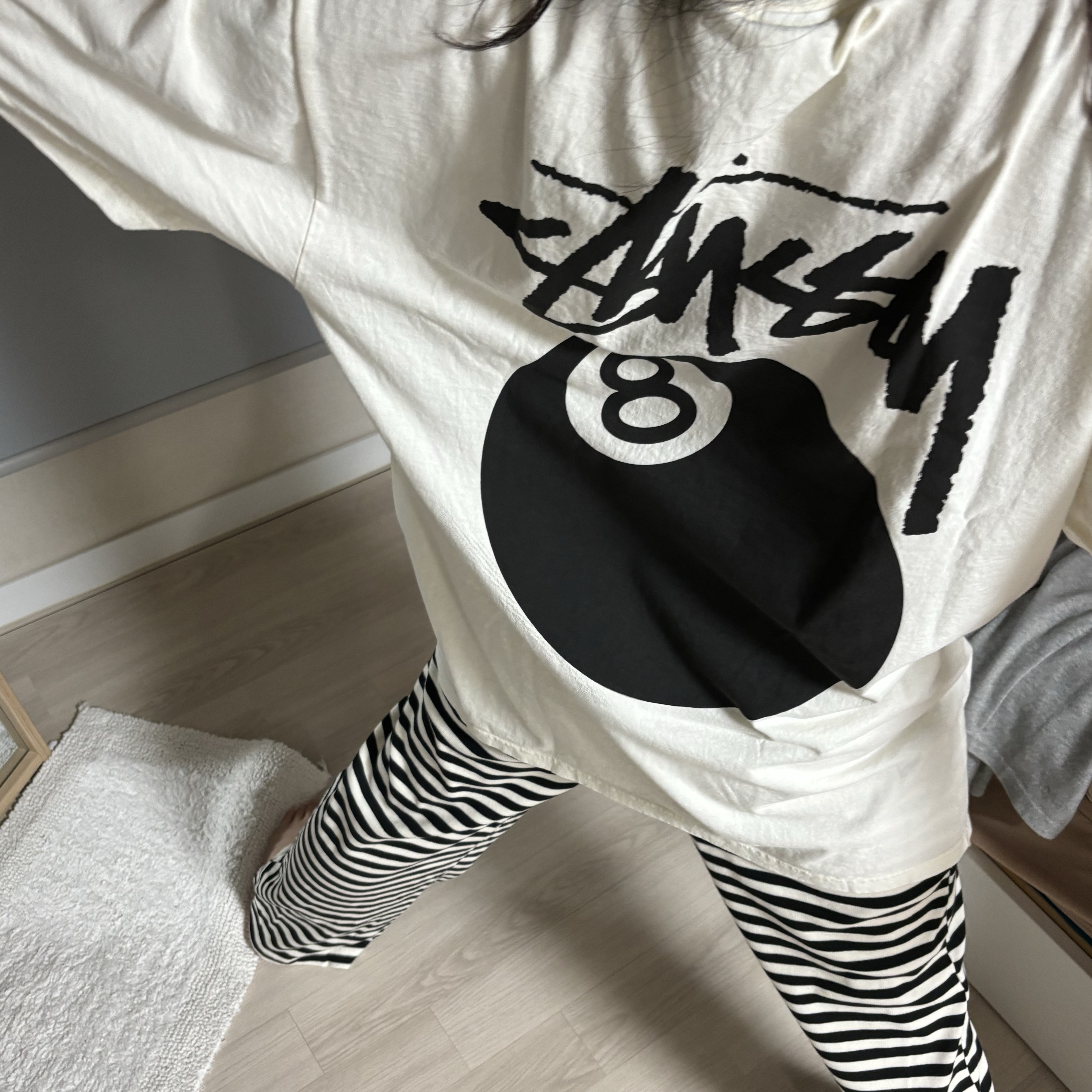 Stussy 8 Ball Pigment Dyed T-Shirt Natural 착용 스타일 - 2