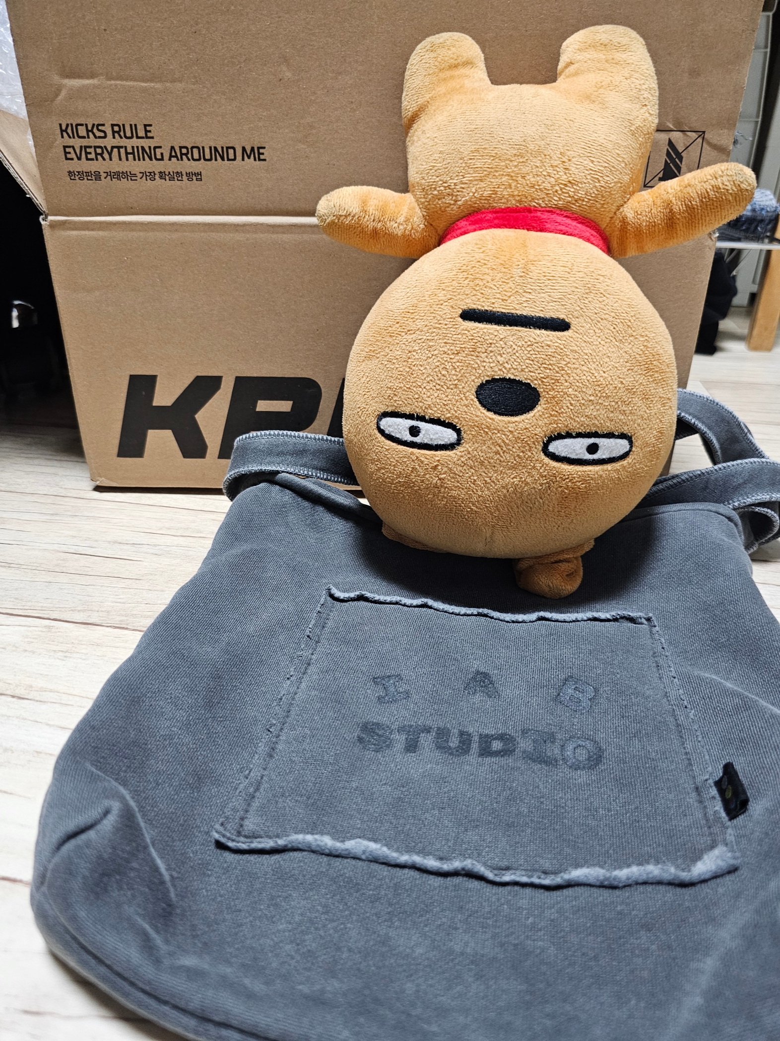 IAB Studio Pigment Sweatshirt & Mini Bag Black 착용 스타일 - 2