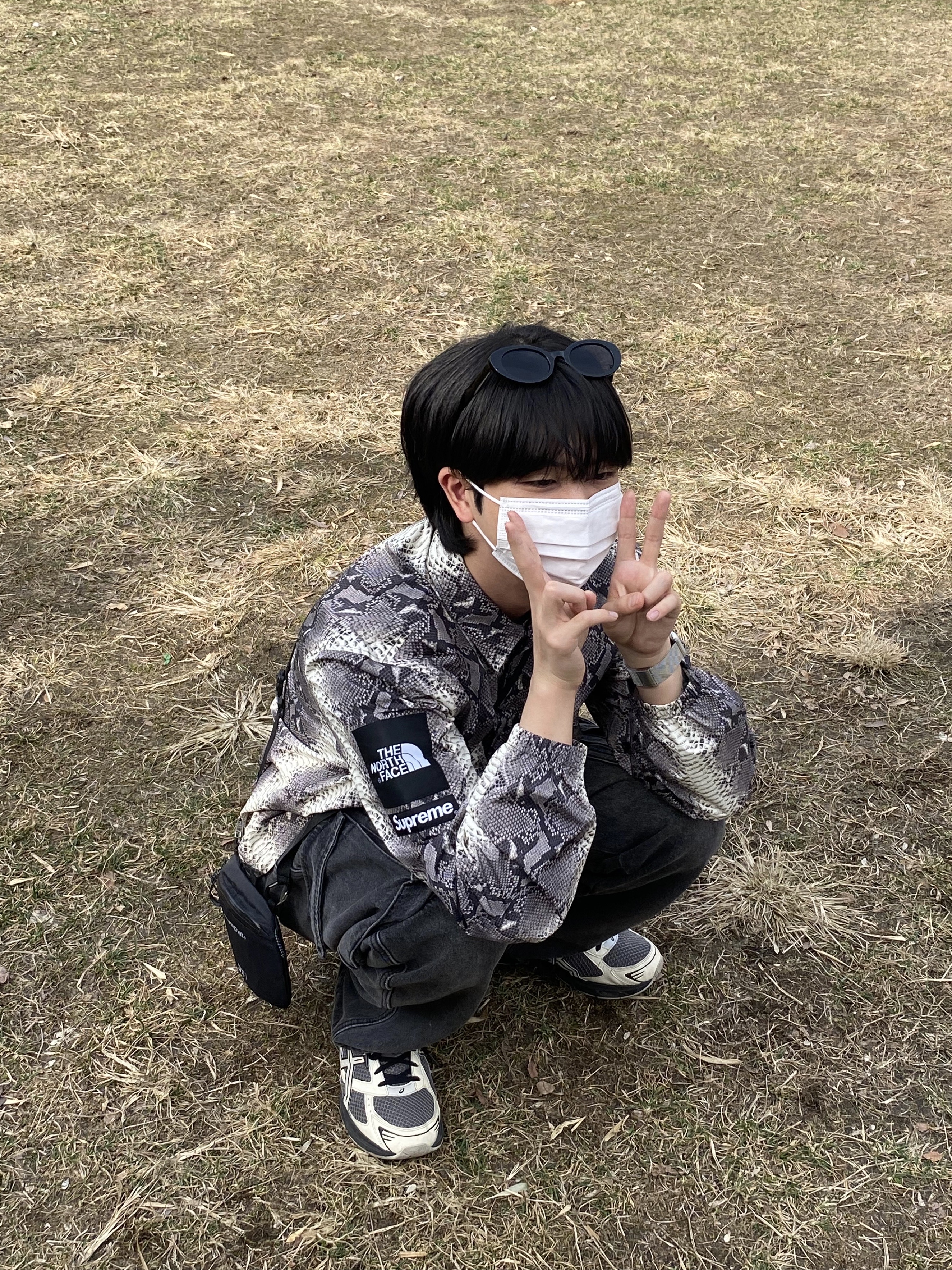 Asics x I4P Gel-1130 Mink Glacier Grey, Supreme x The North Face Snakeskin Taped Seam Coaches Jacket Black - 18SS 착용 스타일 - 1