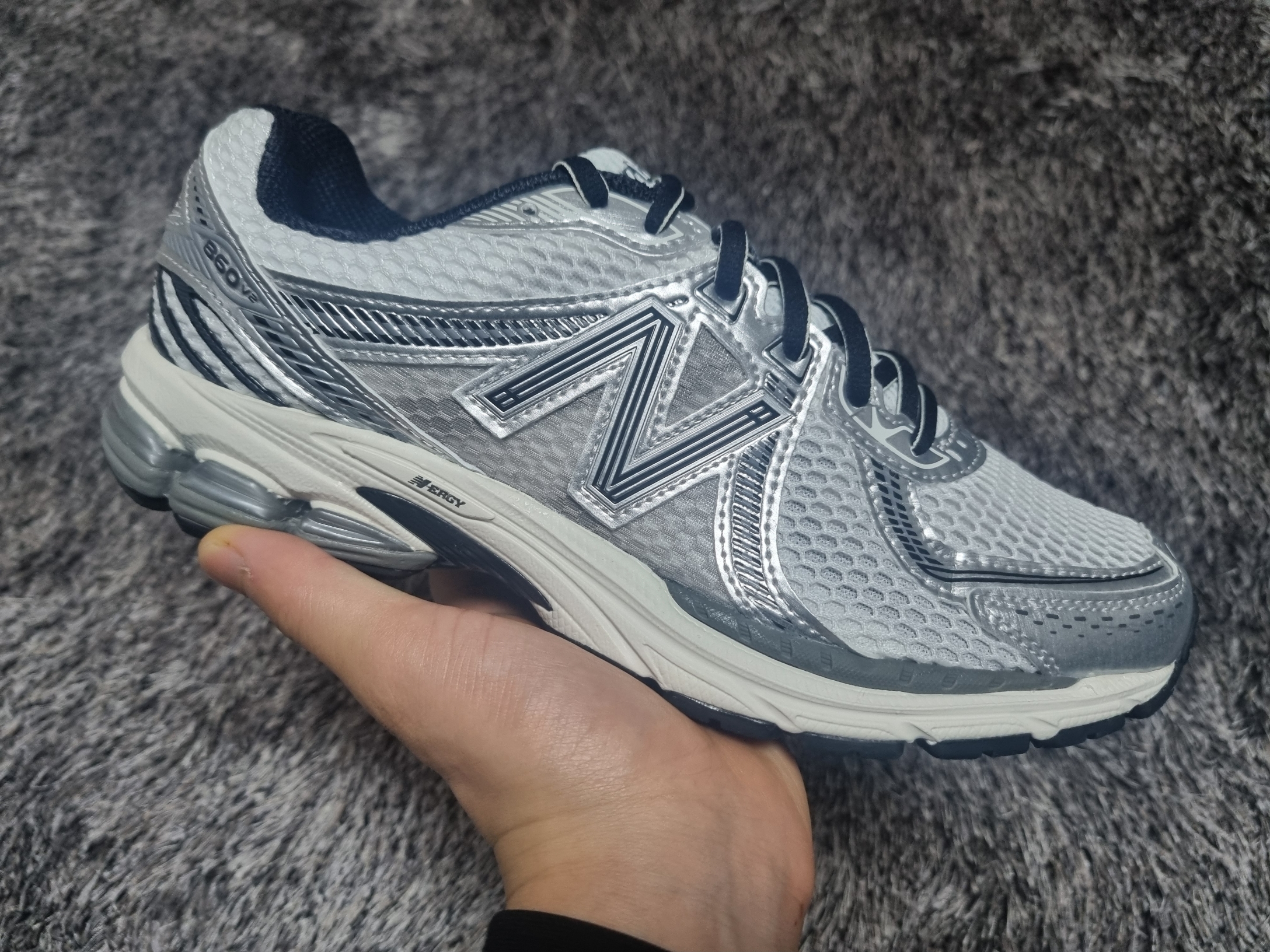 New Balance 860v2 Optic White 착용 스타일