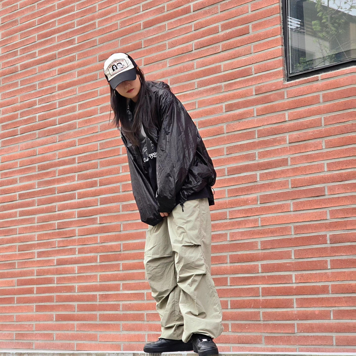 Nike Air Force 1 '07 Low Triple Black, Stussy x Gang Starr Take It Personal T-Shirt Black 착용 스타일 - 2