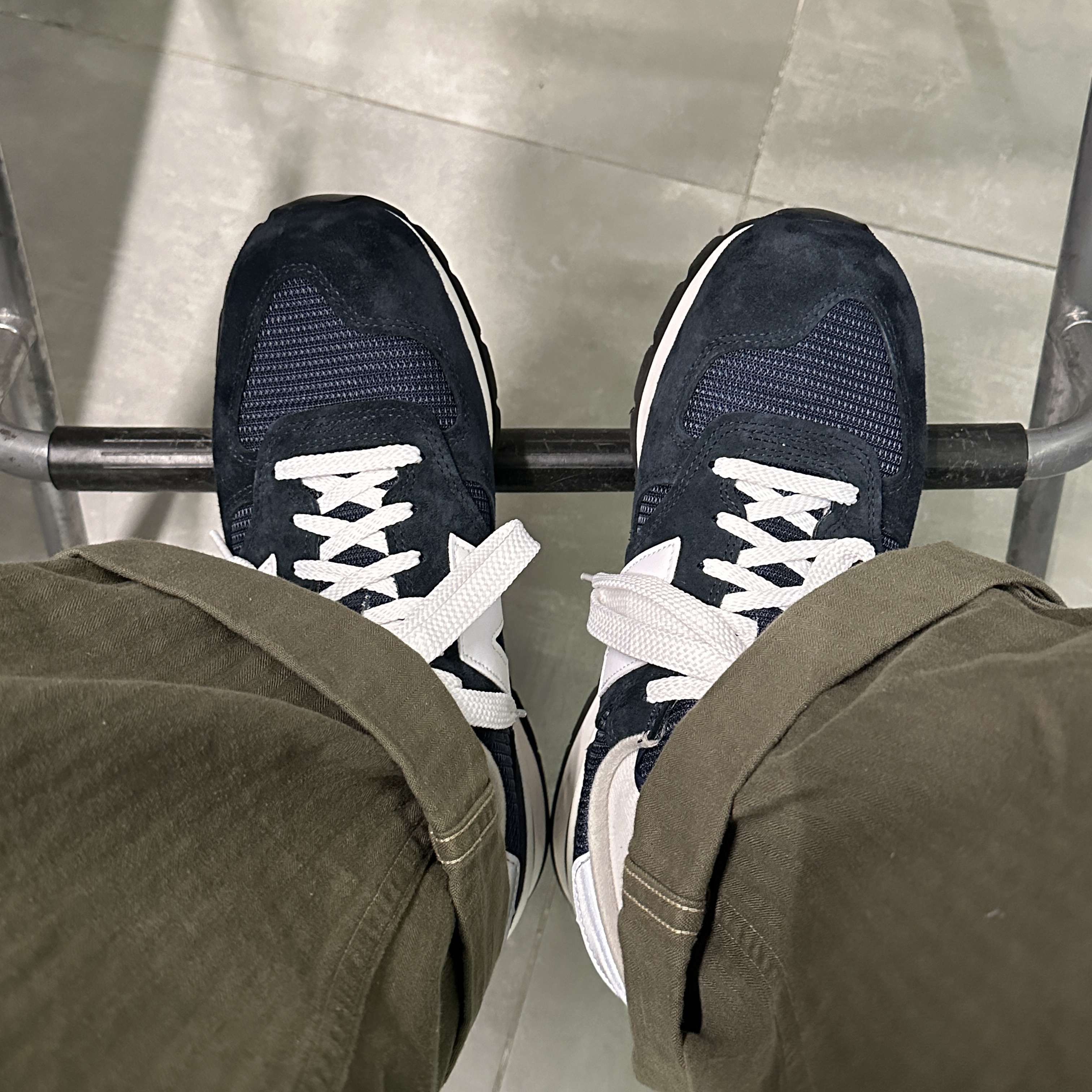 New Balance 990v1 Made in USA Navy 착용 스타일 - 3