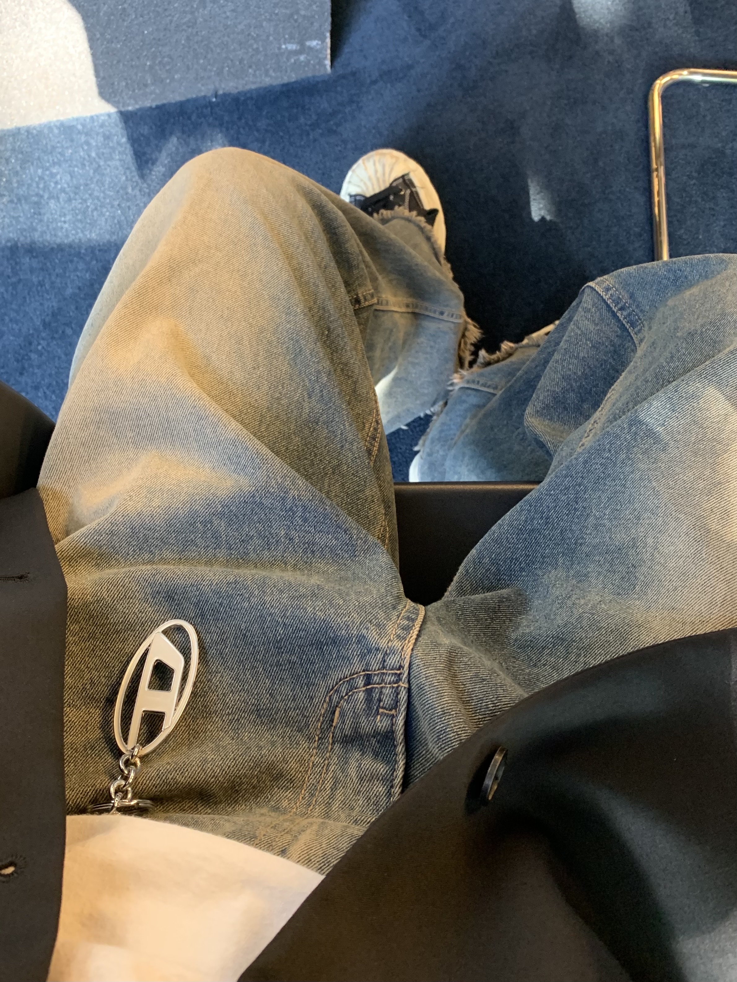 Diesel Holy C Logo Keyring Silver, Maison Mihara Yasuhiro Blakey OG Sole Distressed Canvas Low-top Sneakers Black 착용 스타일 - 3