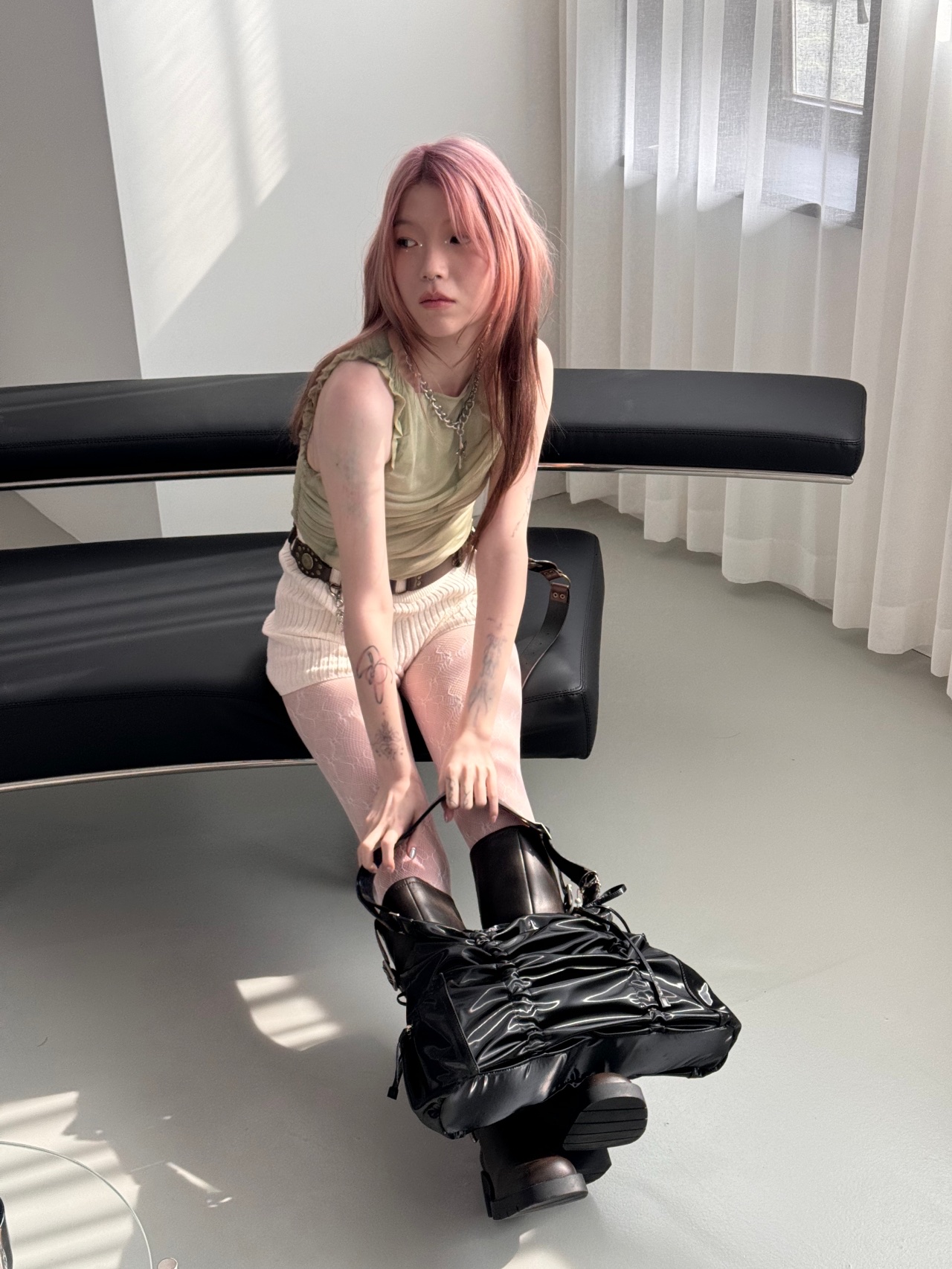 For Appeal String Ribbon Large Hobo Bag Glossy Black, For Appeal String Ribbon Large Hobo Bag Silver 착용 스타일