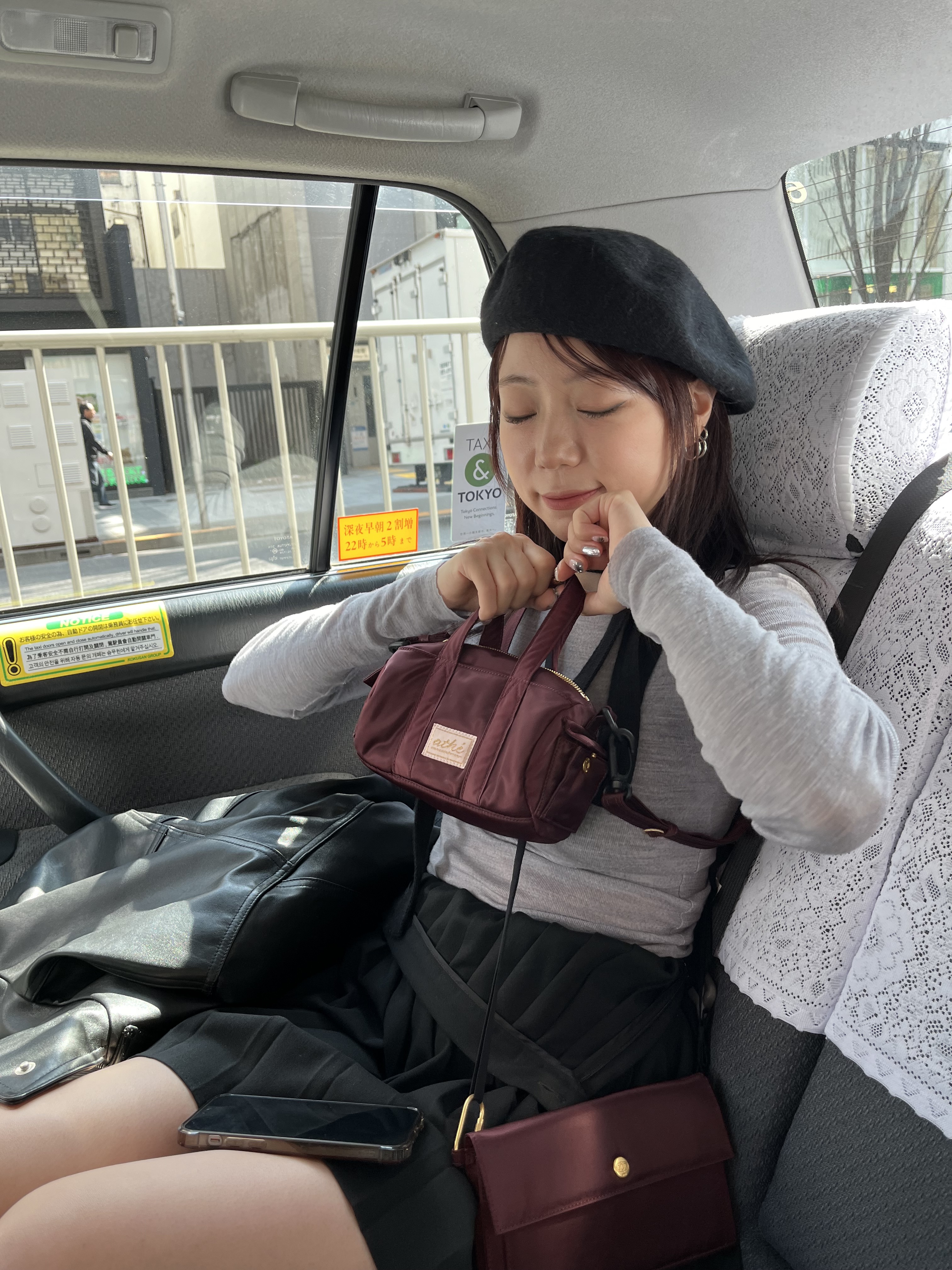 Athe Vanessabruno Jour Mini Cross Bag S Burgundy, Athe Vanessabruno Jour Mini Cross Bag S Black 착용 스타일