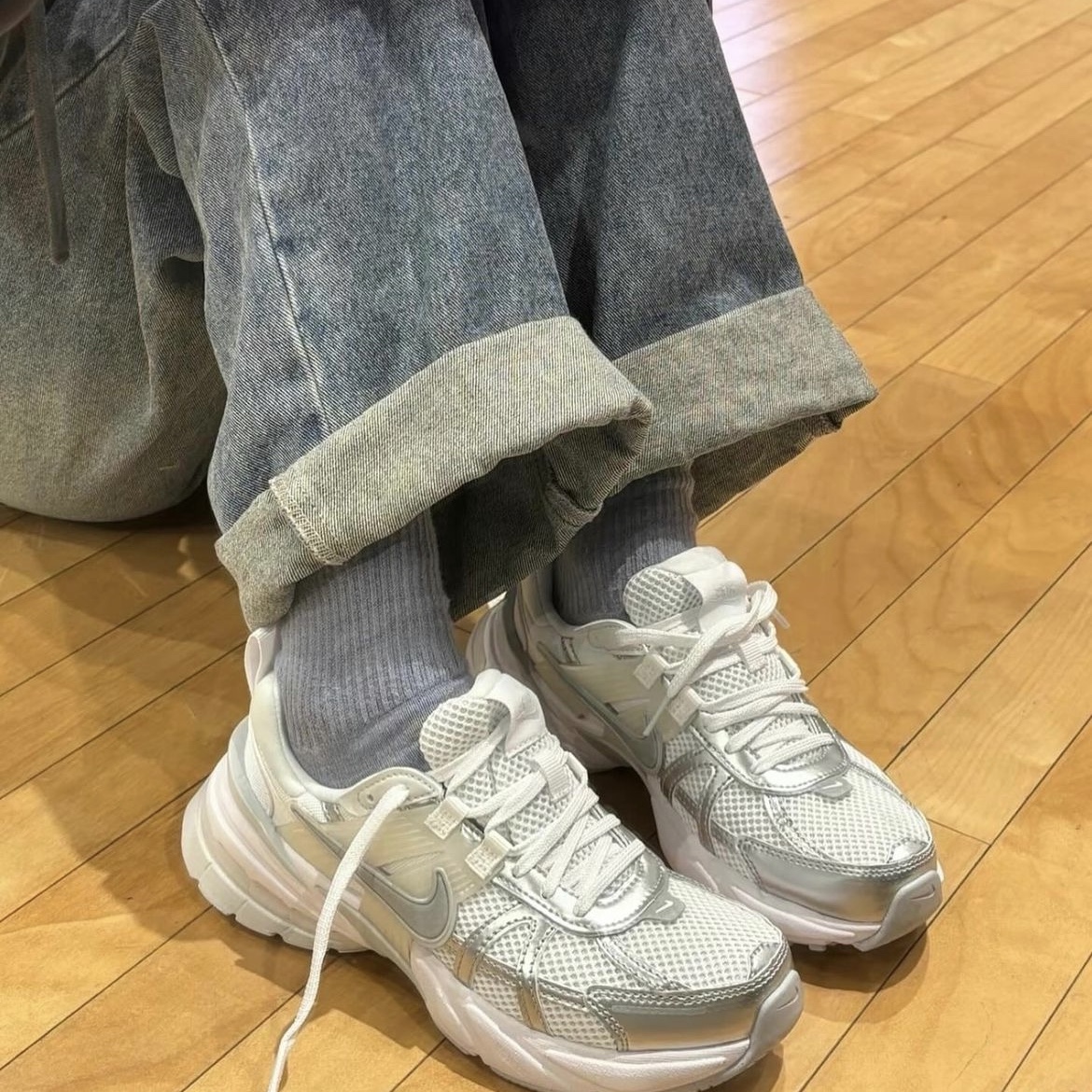 Nike V2K Run Metallic Silver White 착용 스타일 - 3