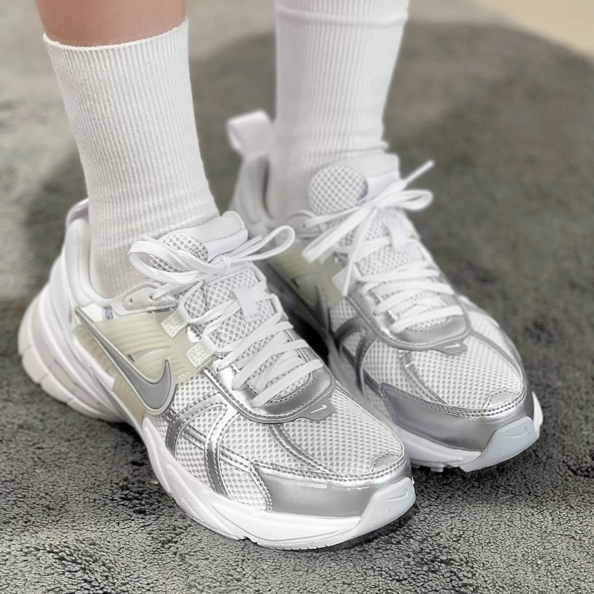 Nike V2K Run Metallic Silver White 착용 스타일 - 4