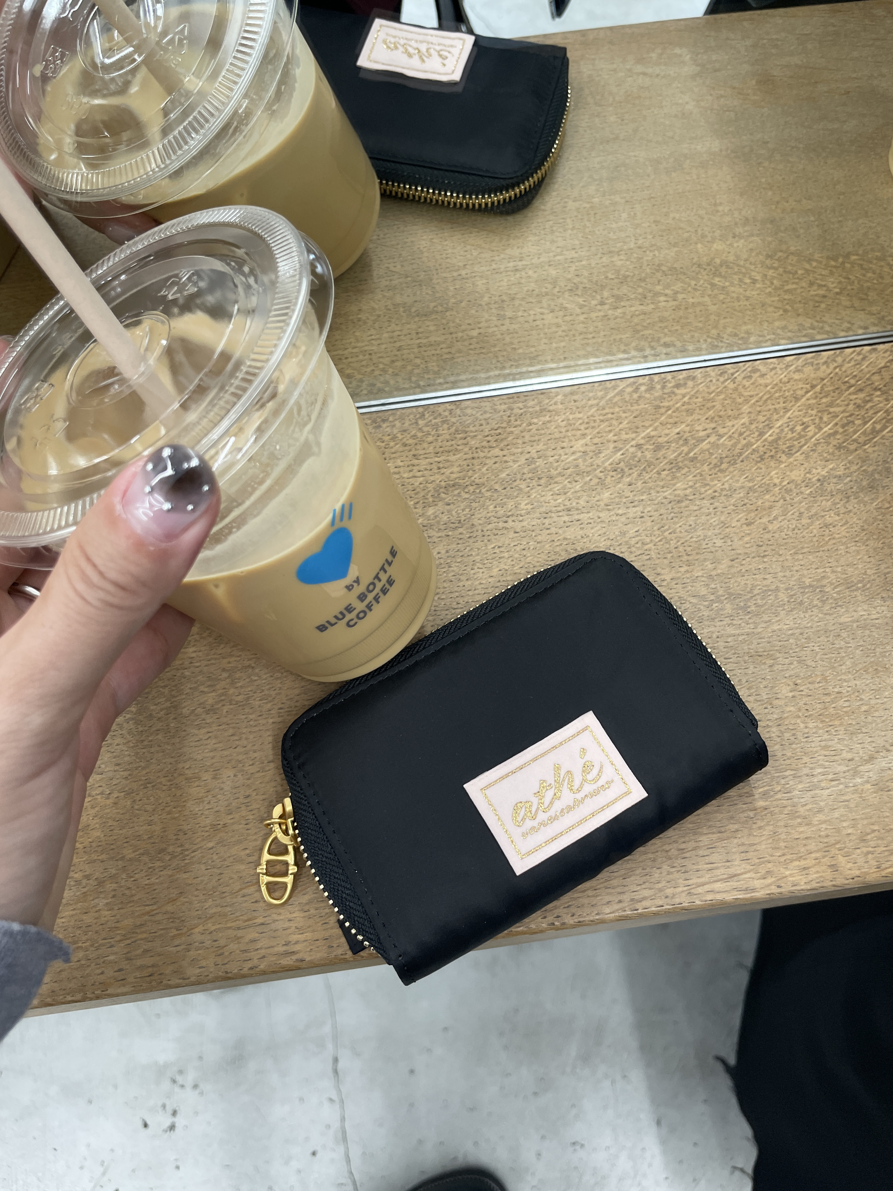 Athe Vanessabruno Jour Zipper Wallet Black, Athe Vanessabruno Jour Zipper Wallet Burgundy 착용 스타일 - 1