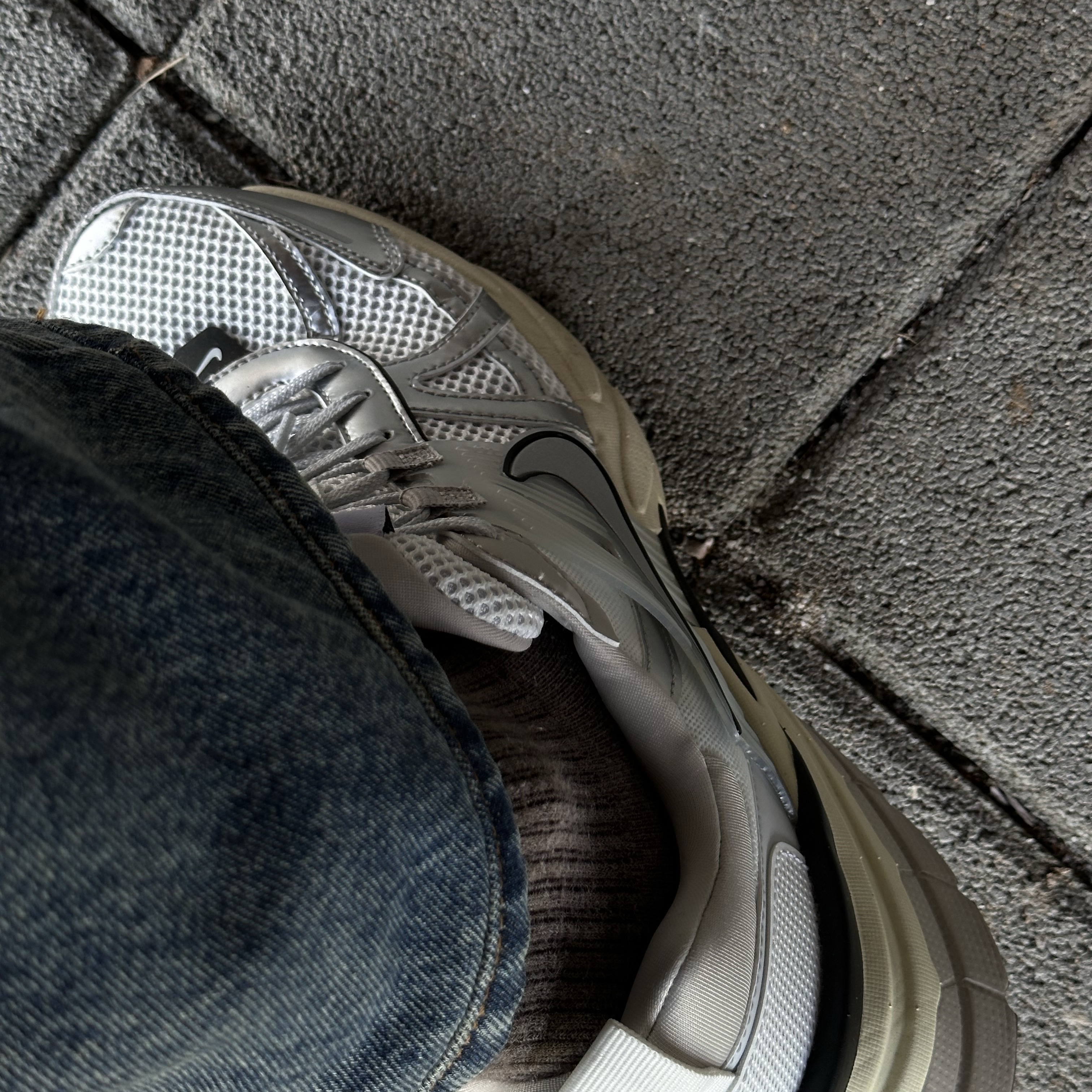 Nike V2K Run Summit White Metallic Silver 착용 스타일 - 2