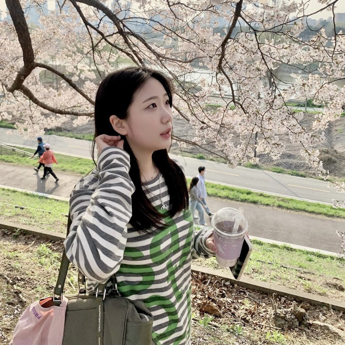 [KREAM 단독] Safarispot Women 1/2 Ticketing Stripe Border Tee Gray 착용 스타일