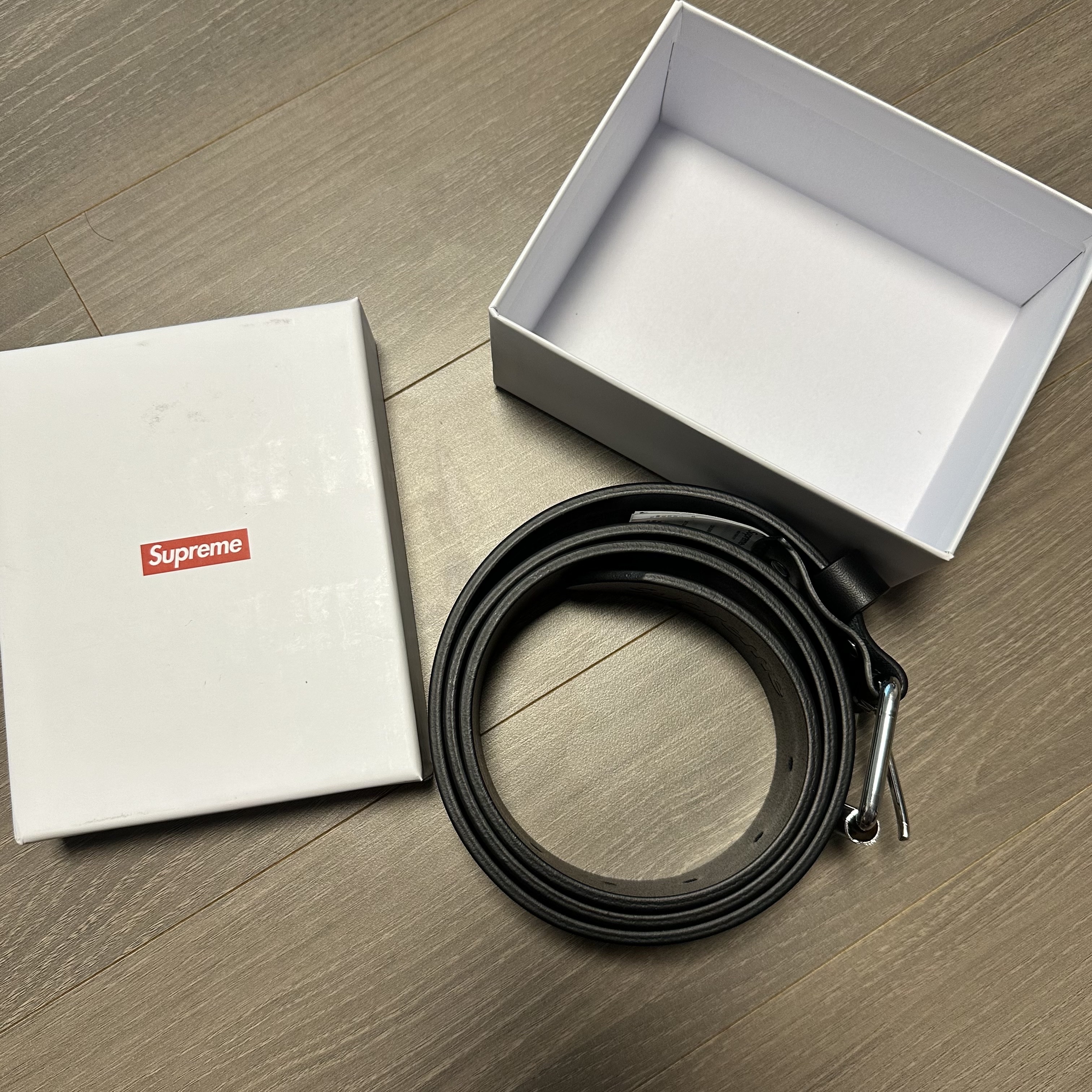 Supreme Repeat Leather Belt Black 착용 스타일 - 1