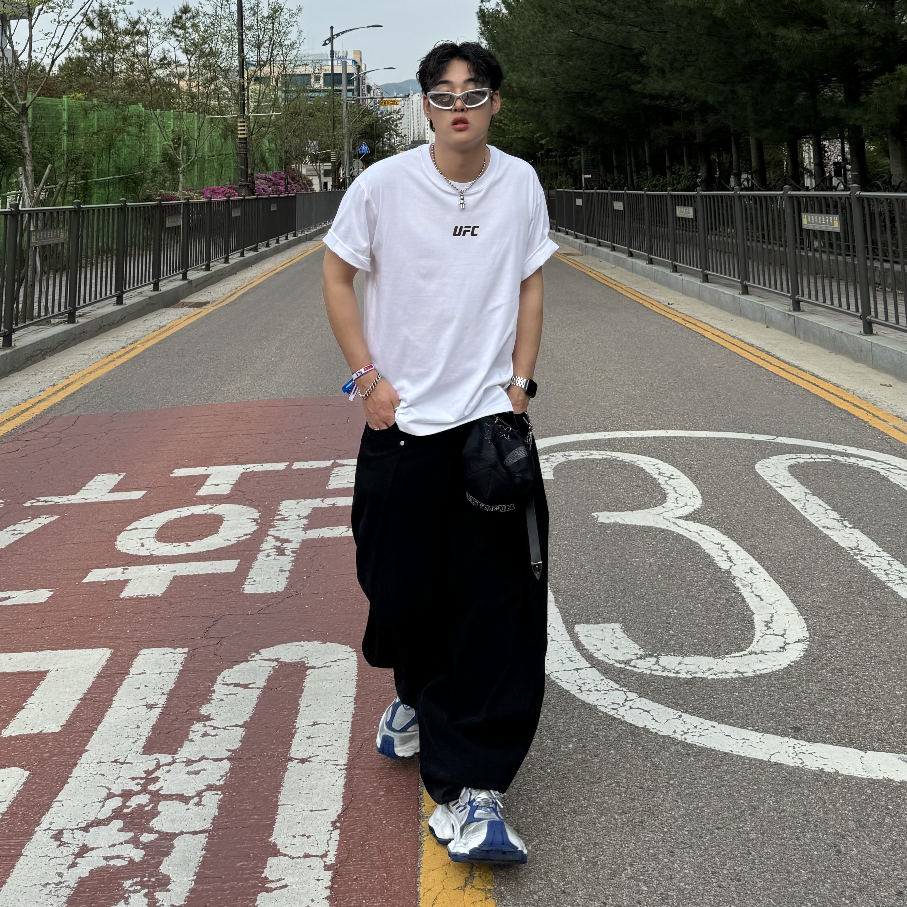 Balenciaga Cargo Sneakers Grey White Blue 착용 스타일 - 1