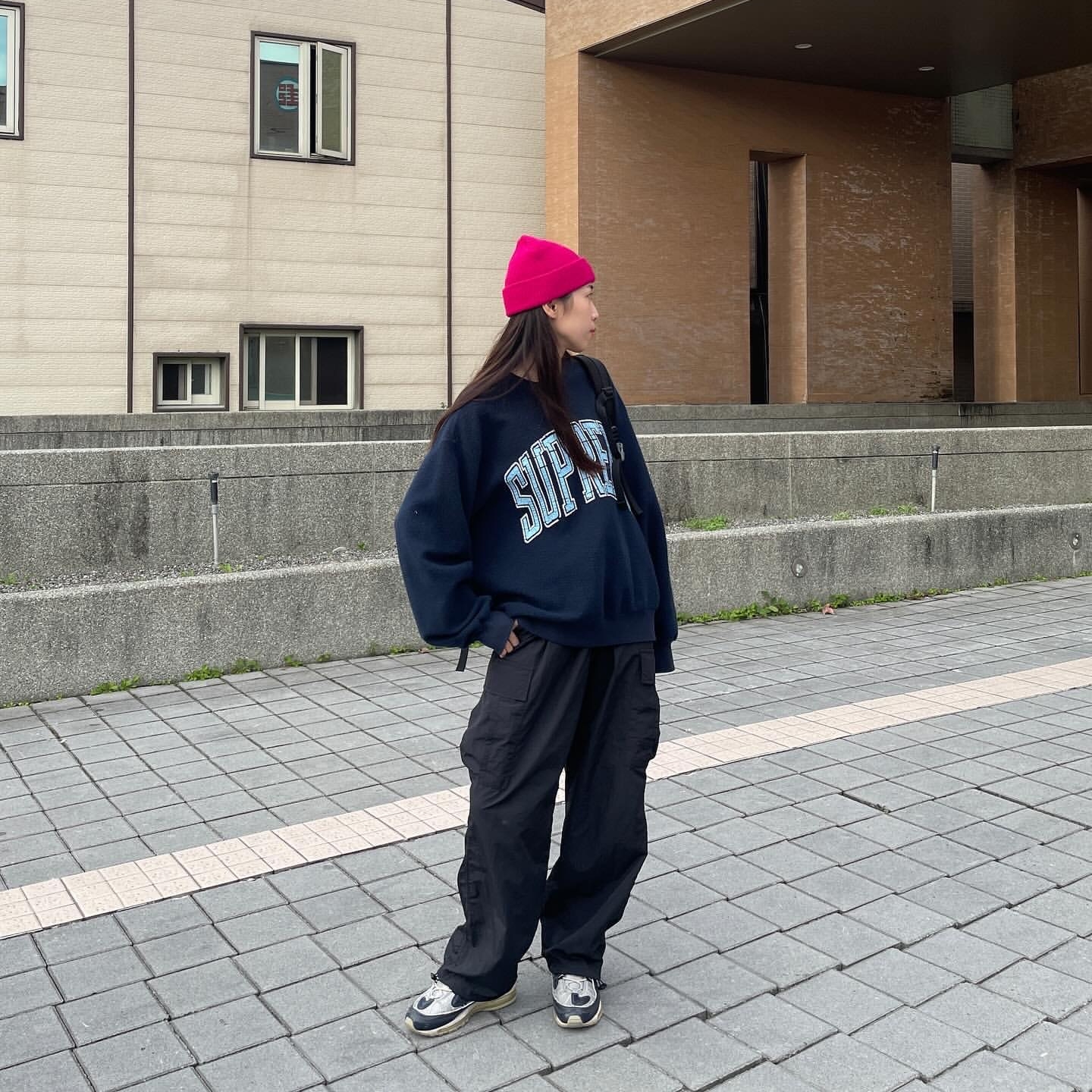 Supreme Inside Out Crewneck Navy - 23FW, Nike x Supreme Air Max 98 Obsidian 착용 스타일 - 3