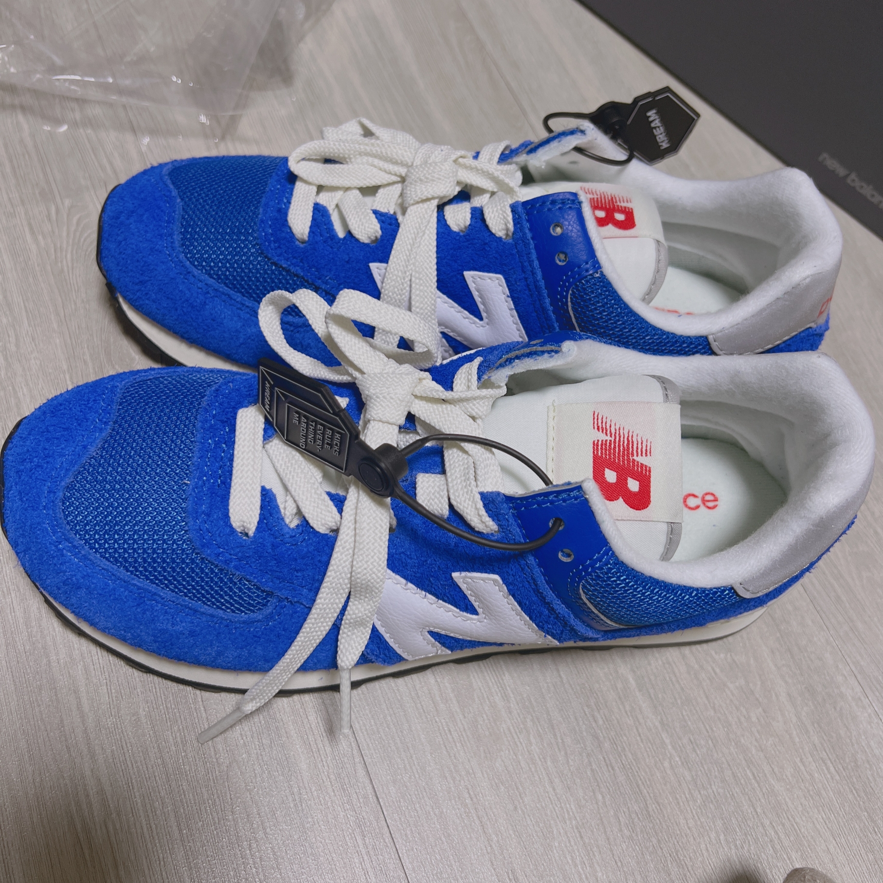 New Balance 574 Heritage Blue White 착용 스타일 - 1
