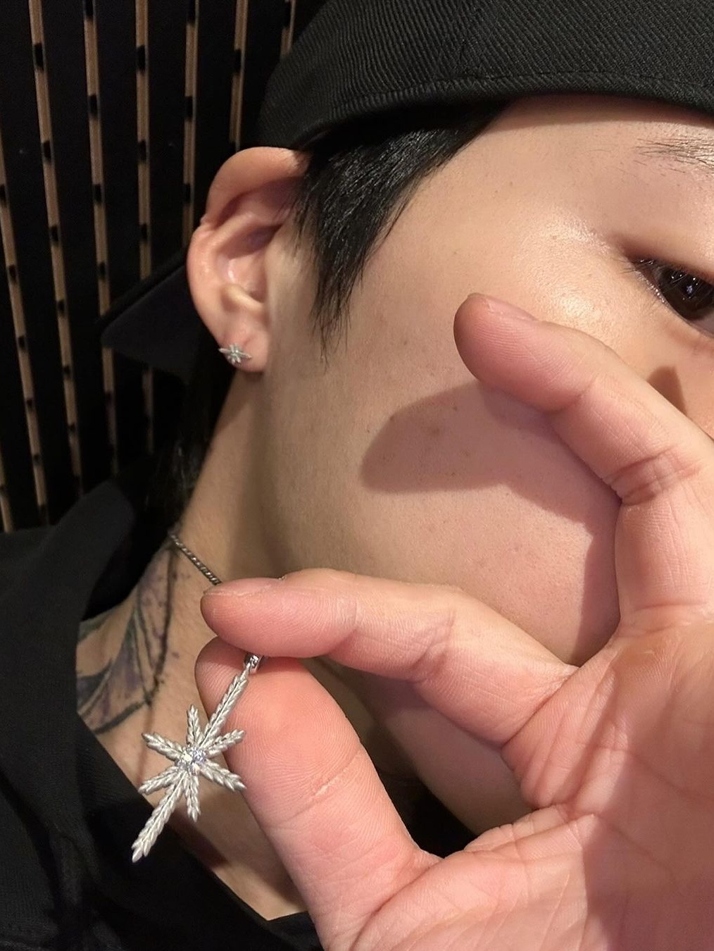 [KREAM 단독 / 프리오더] KID MIILI x DAVID AVLN Glacier Diamond Pendant 착용 스타일