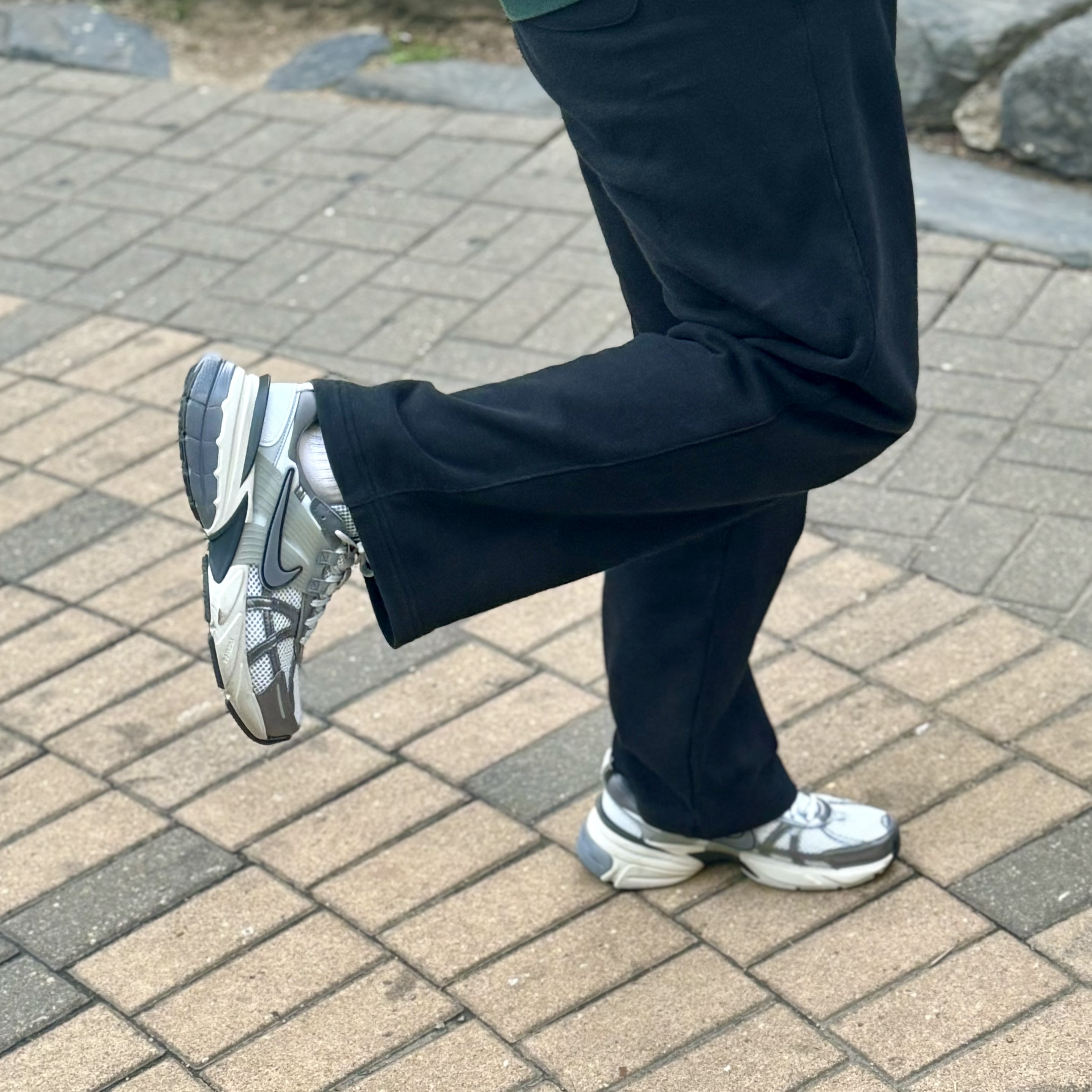 Nike V2K Run Pure Platinum Wolf Grey 착용 스타일