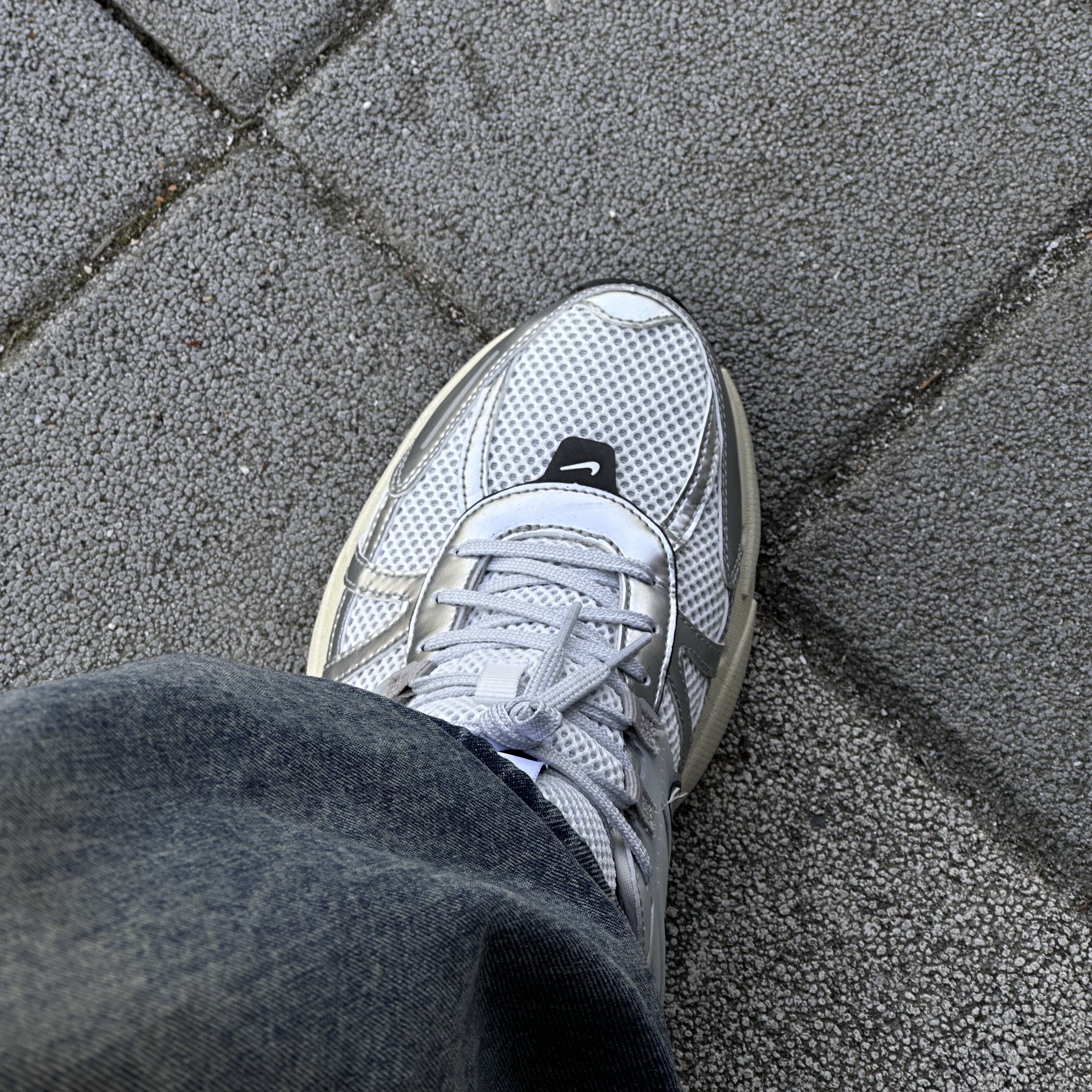 Nike V2K Run Summit White Metallic Silver 착용 스타일 - 3