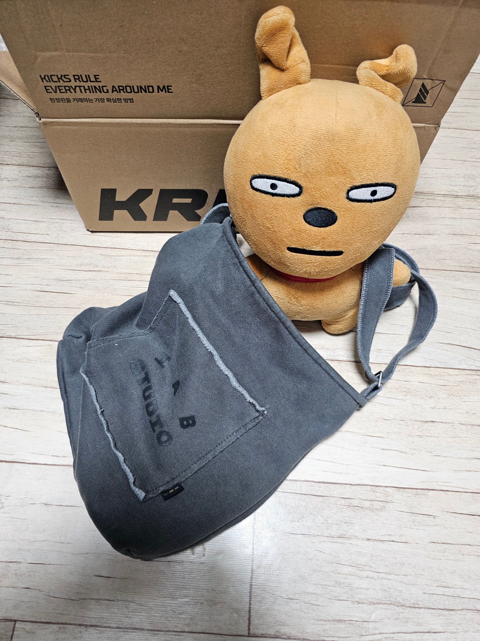 IAB Studio Pigment Sweatshirt & Mini Bag Black 착용 스타일 - 4
