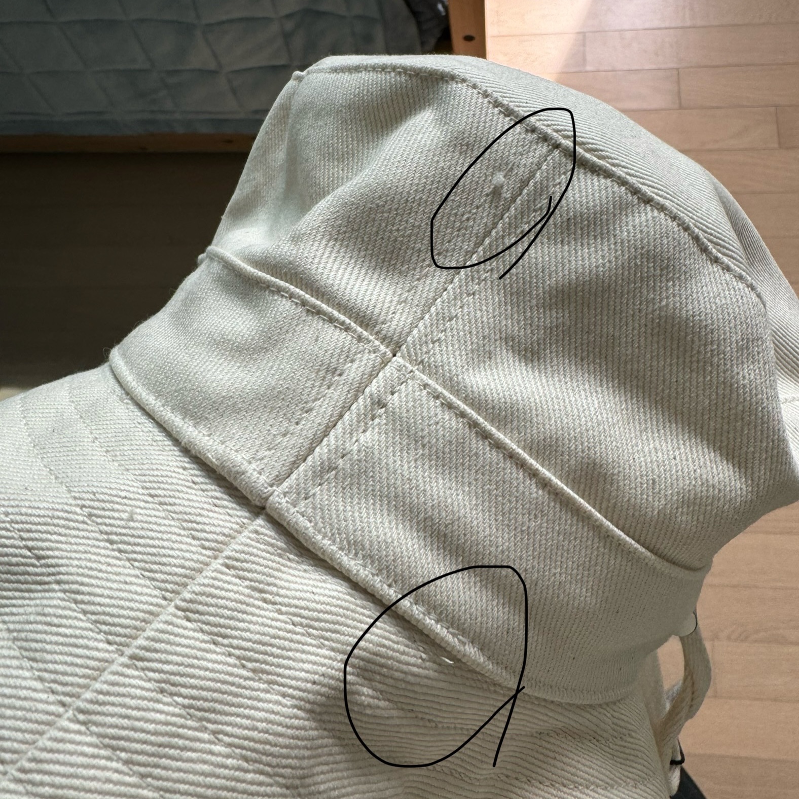 Jacquemus Le Bob Artichaut Bucket Hat Off White 착용 스타일 - 1
