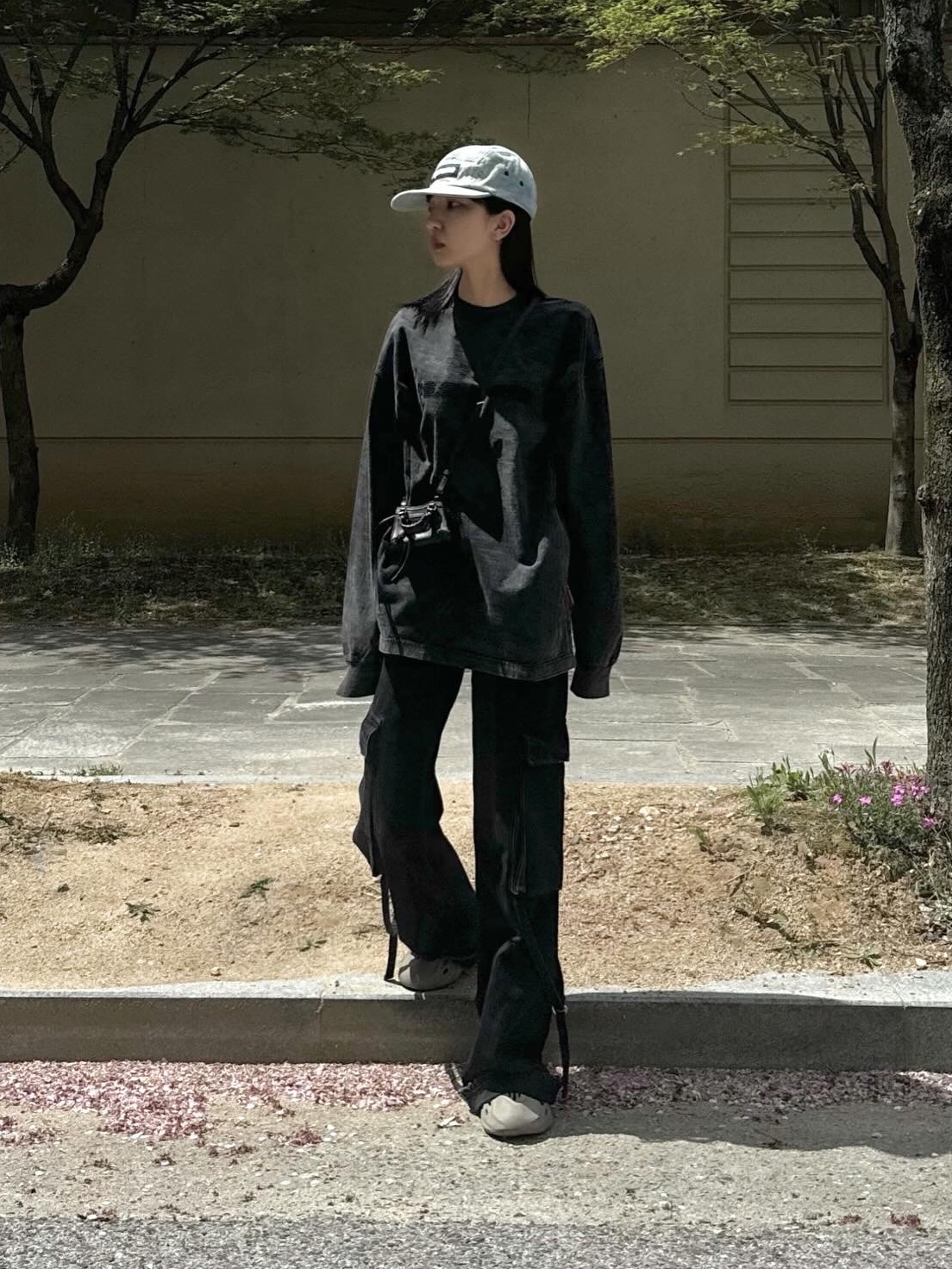 Balenciaga Grained Calfskin Neo Classic Super Nano Handbag Black, Adidas Yeezy Foam RNNR Stone Sage 착용 스타일