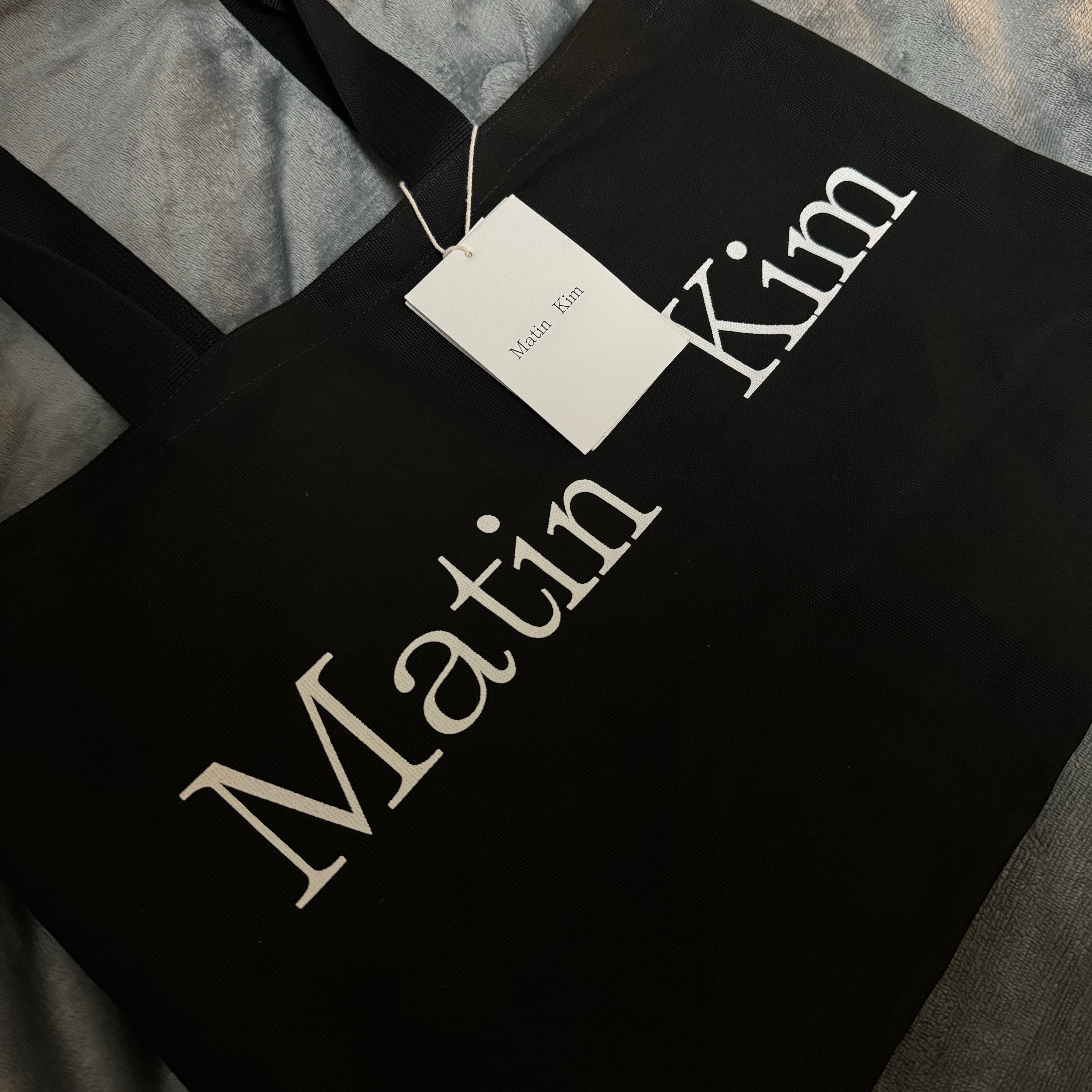 Matin Kim Matin Logo Ecobag Black 착용 스타일