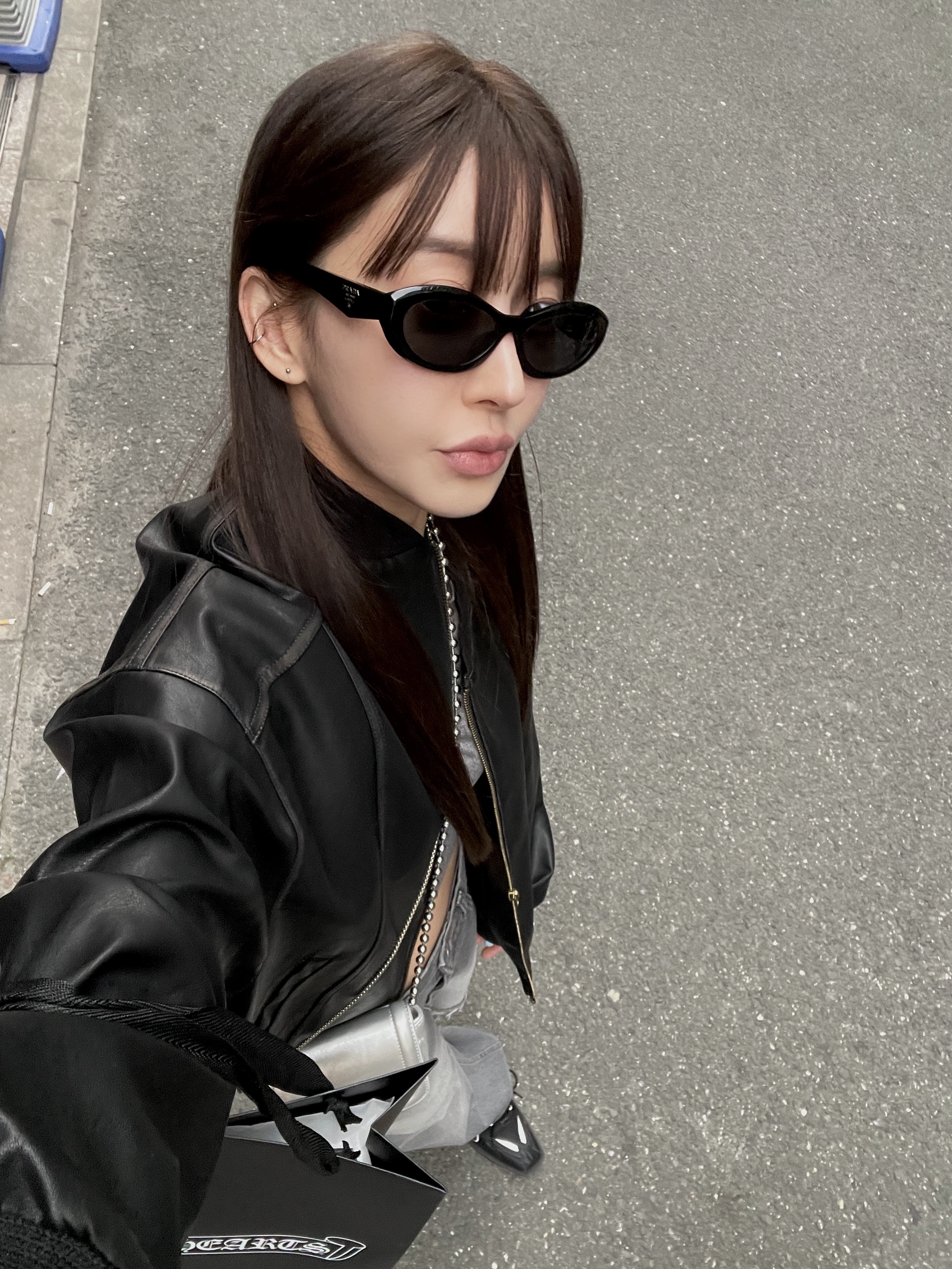 Prada Symbole Sunglasses Slate Gray Lenses Alternative fit, Nike x Martine Rose Shox MR4 Black 착용 스타일 - 1