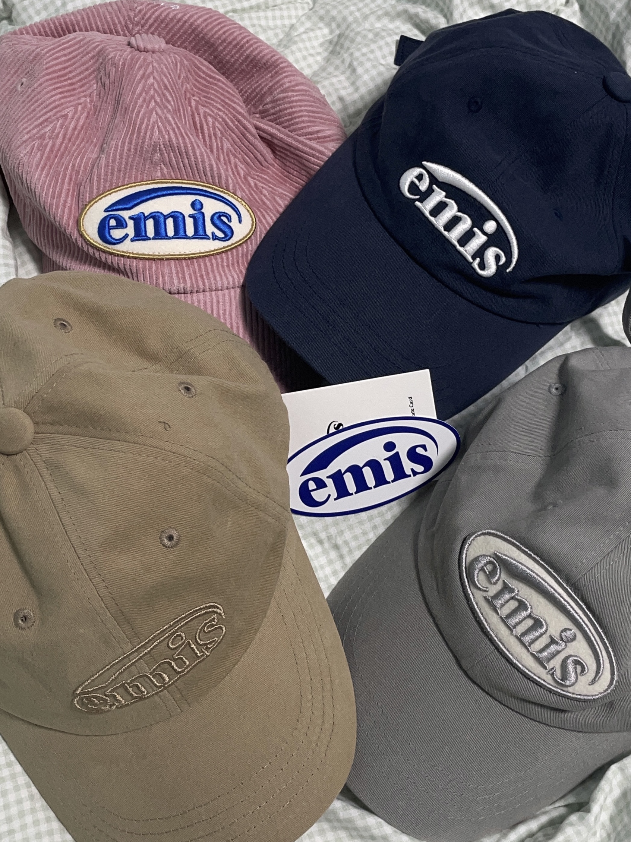 Emis Cotton Brushed Ball Cap Beige, Emis Tone On Tone Wappen Ball Cap Gray 착용 스타일