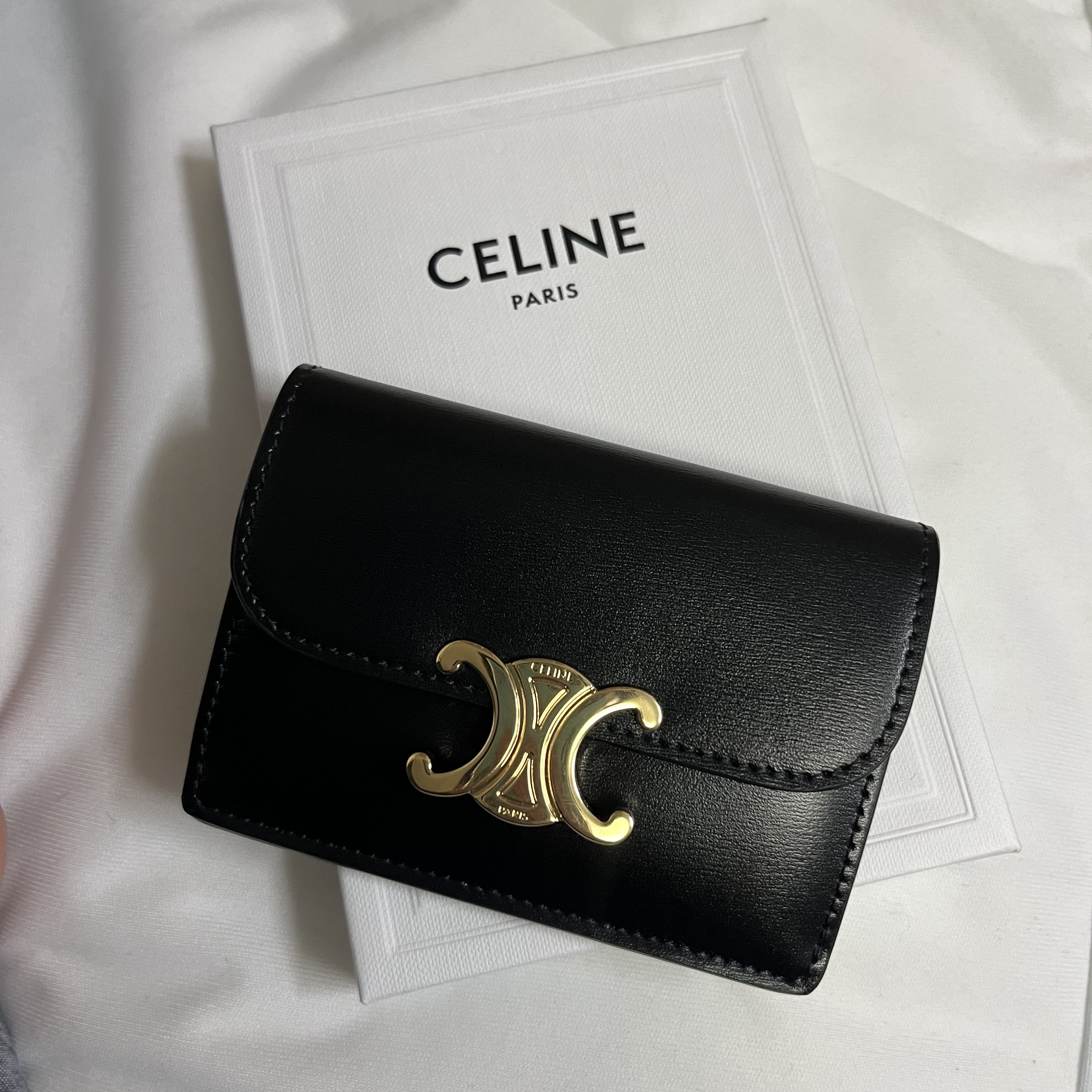 Celine Card Holder with Flap in Shiny Calfskin Black 착용 스타일