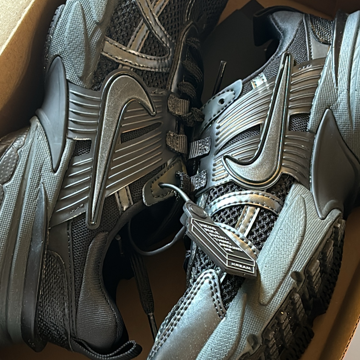 Nike V2K Run Black Anthracite 착용 스타일 - 3