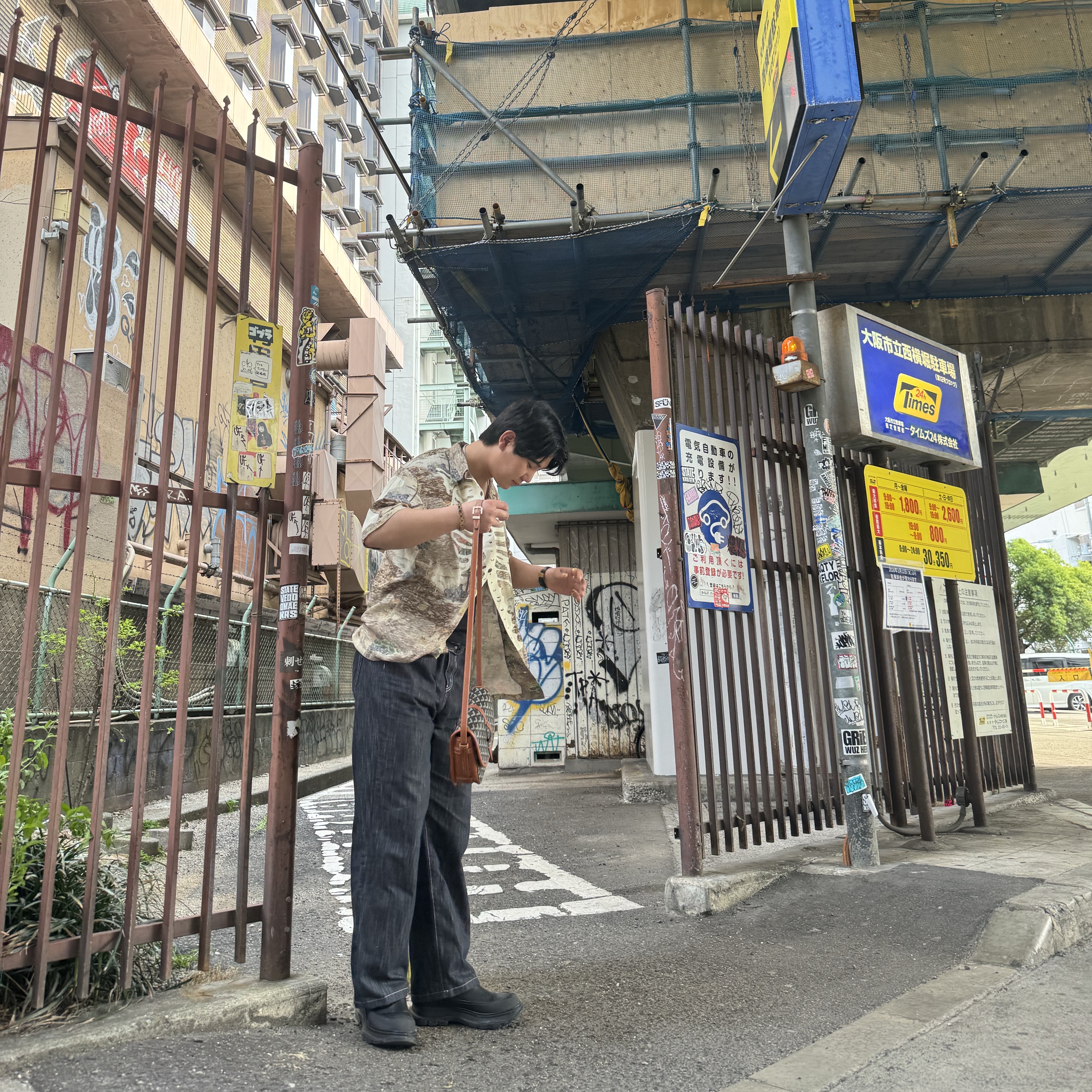 Kapital Kamehameha Bone Aloha Shirt Brown, Goyard Belvedere PM Bag Black Tan 착용 스타일 - 1