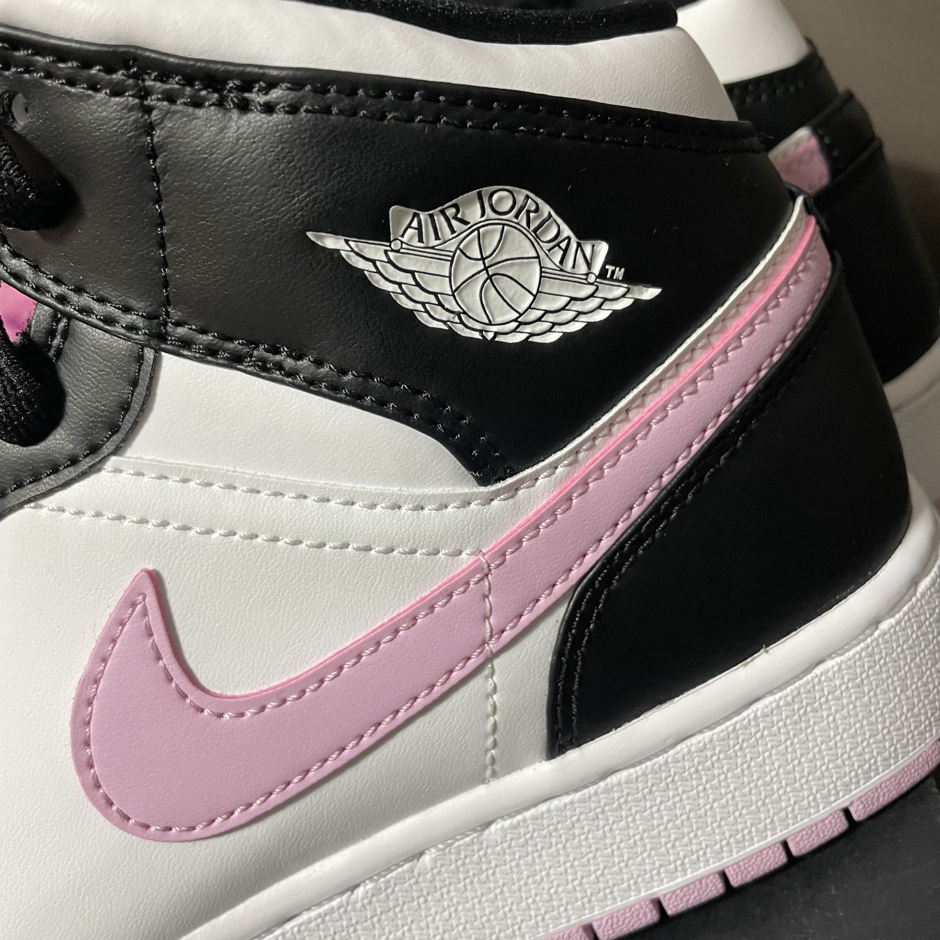 (W) Jordan 1 Mid Barely Rose, (GS) Jordan 1 Mid Light Arctic Pink 착용 스타일 - 2