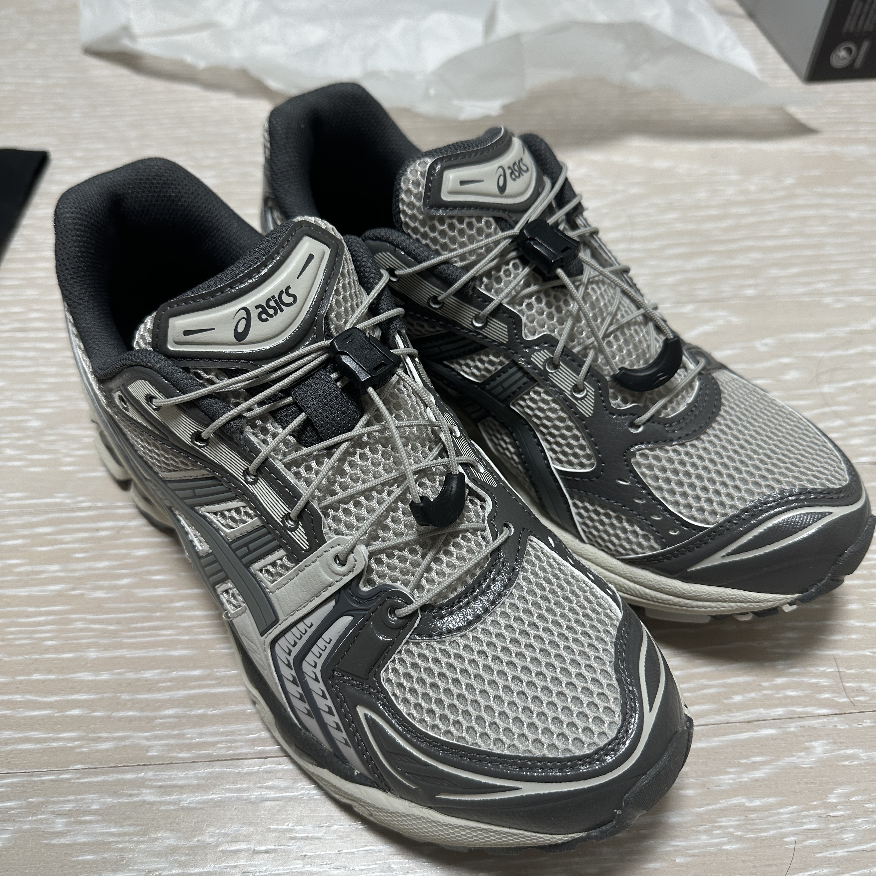 Asics Unlimited Gel-Kayano 14 Oyster Grey Clay Grey 착용 스타일