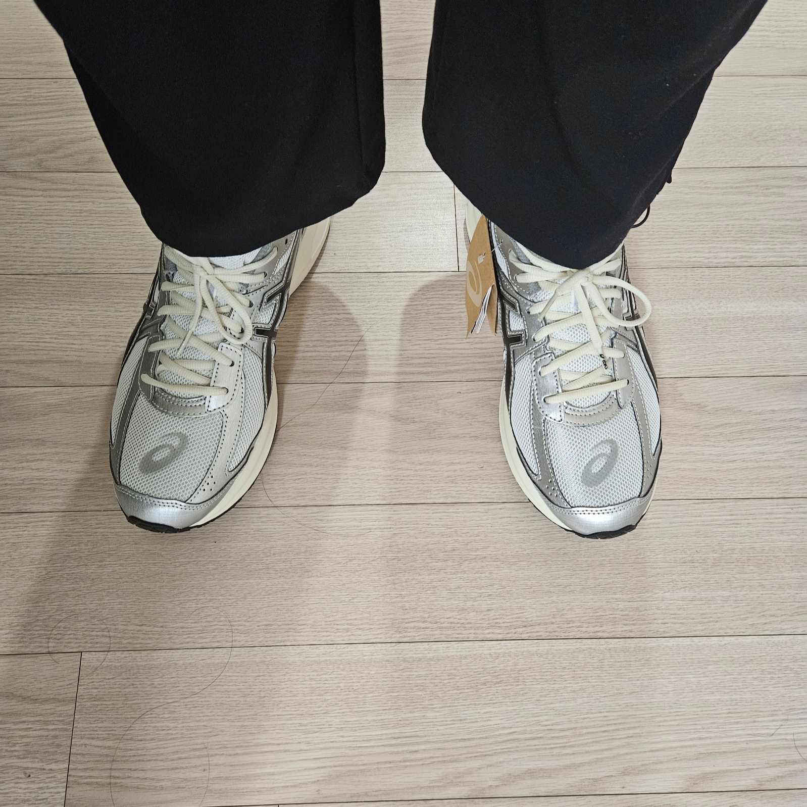 Asics Jog 100 S White Black - 2E Wide 착용 스타일 - 1