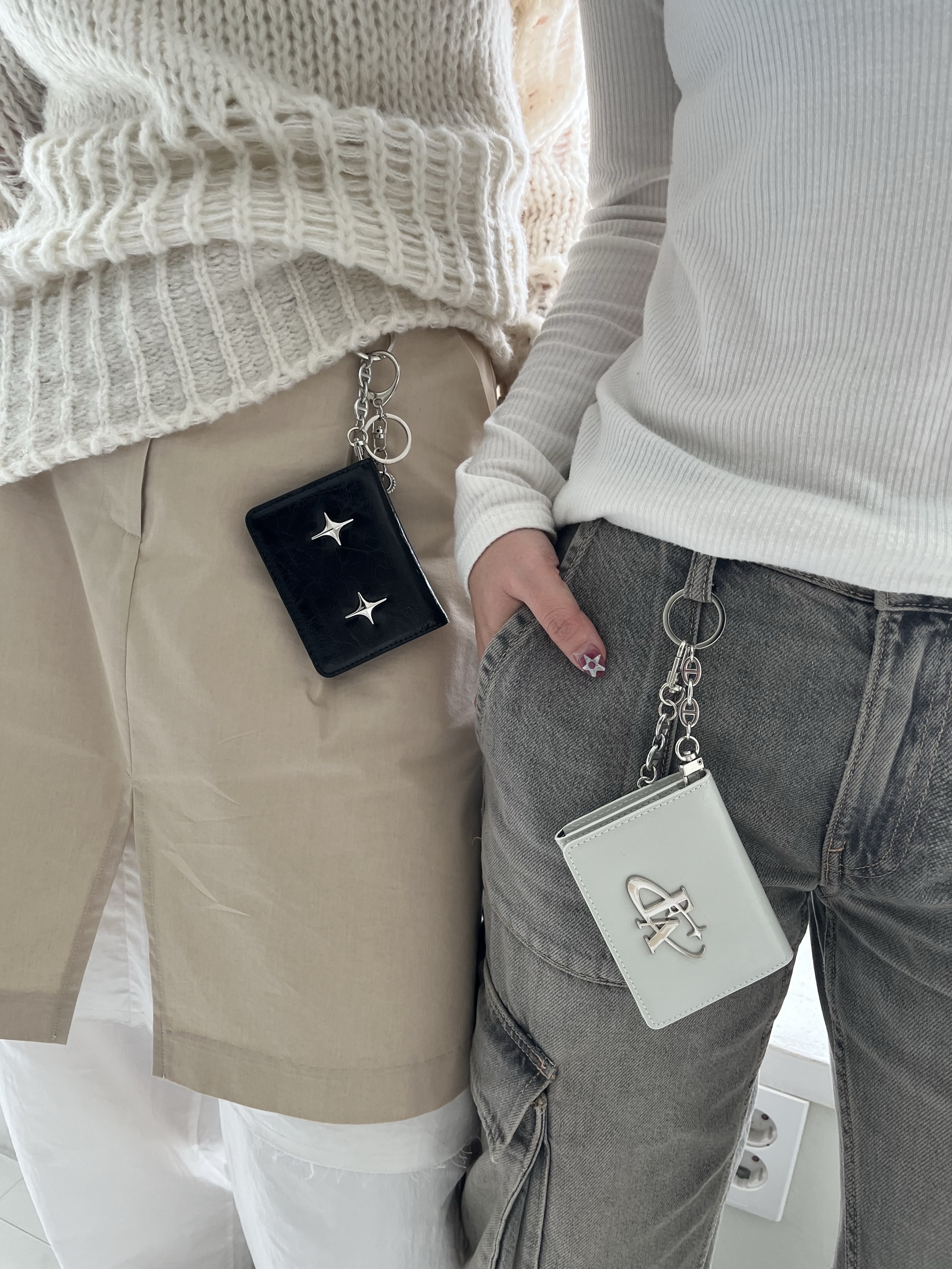 For Appeal Metal Logo Flap Card Wallet White, For Appeal Sparkle Star Zipper Card Wallet Black 착용 스타일