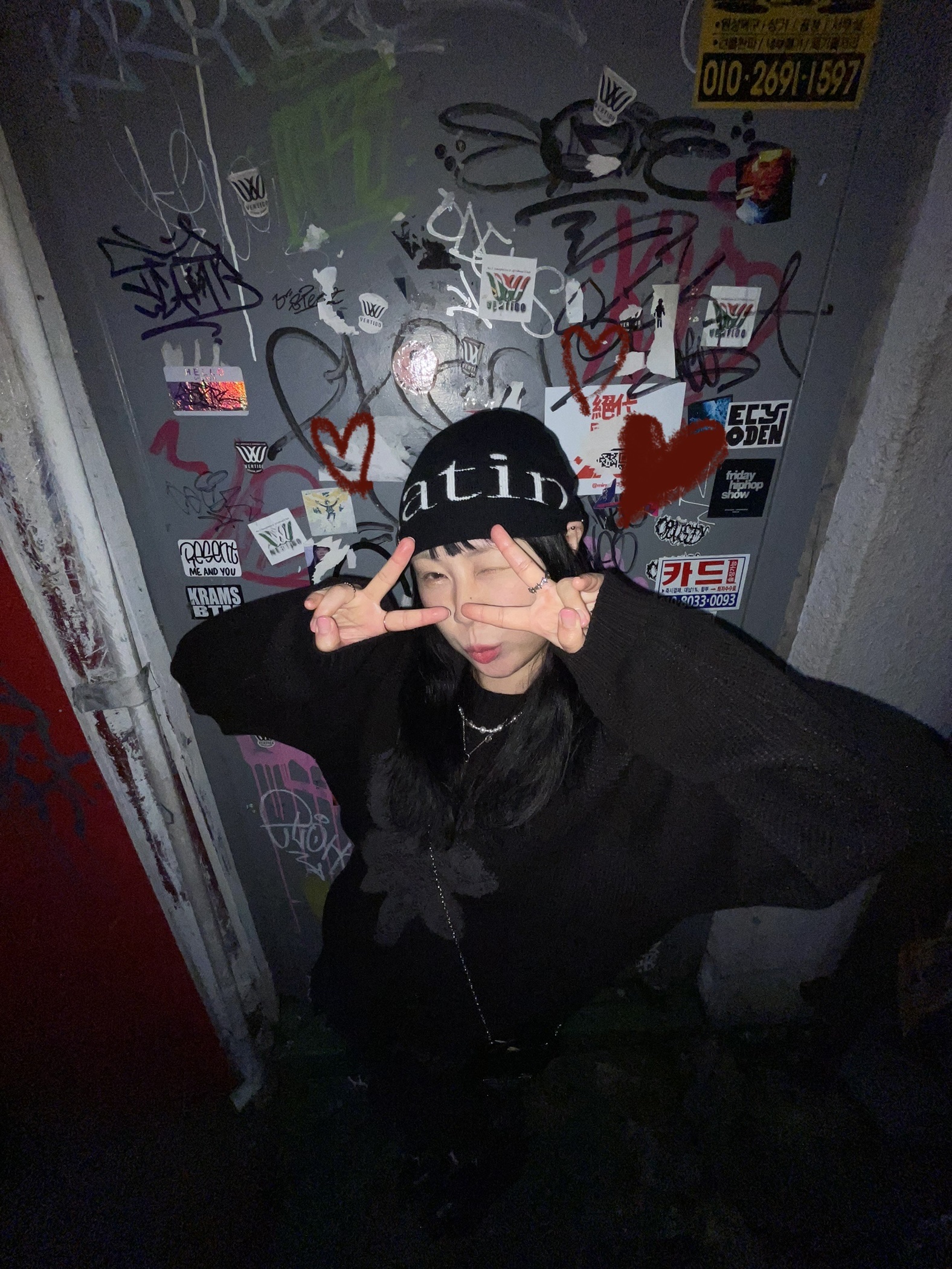 Matin Kim Logo Jacquard Short Beanie Black 착용 스타일 - 4