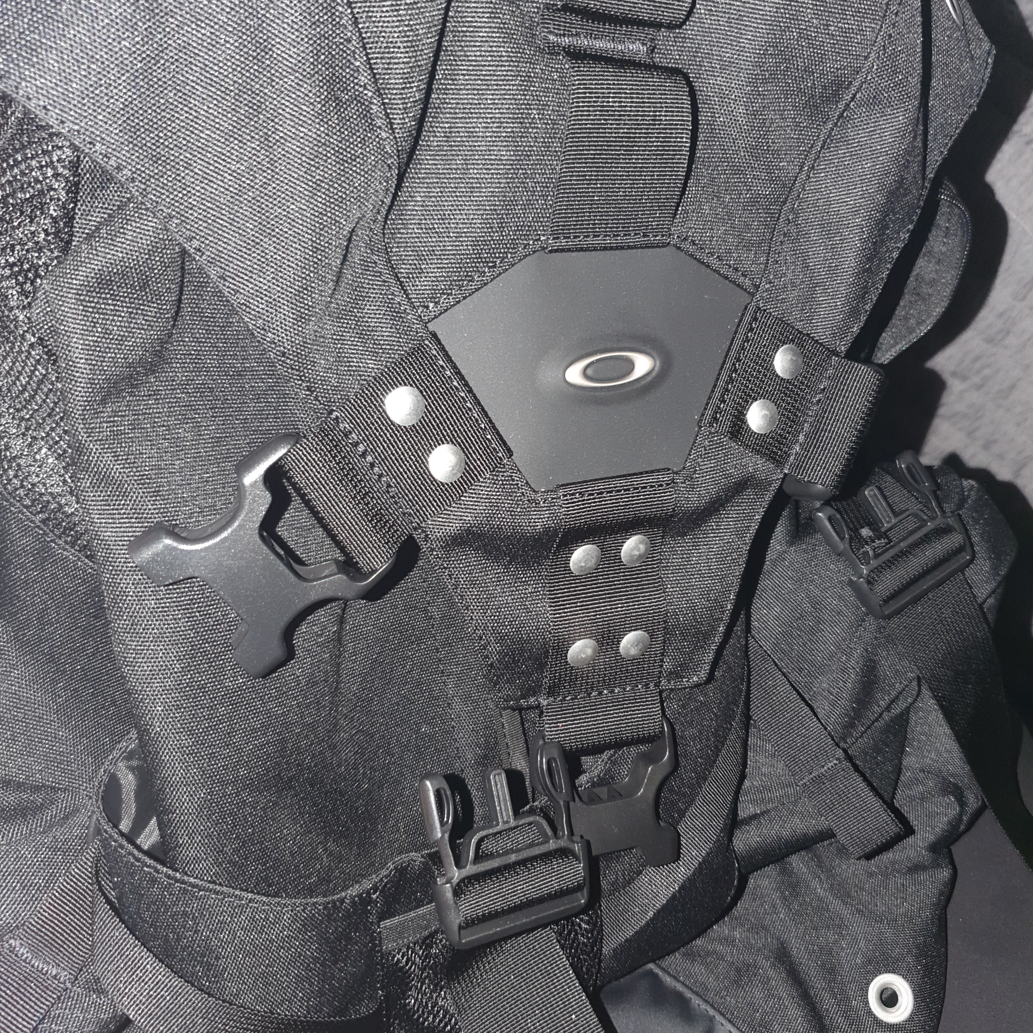 Oakley Icon Backpack 3.0 Black 착용 스타일