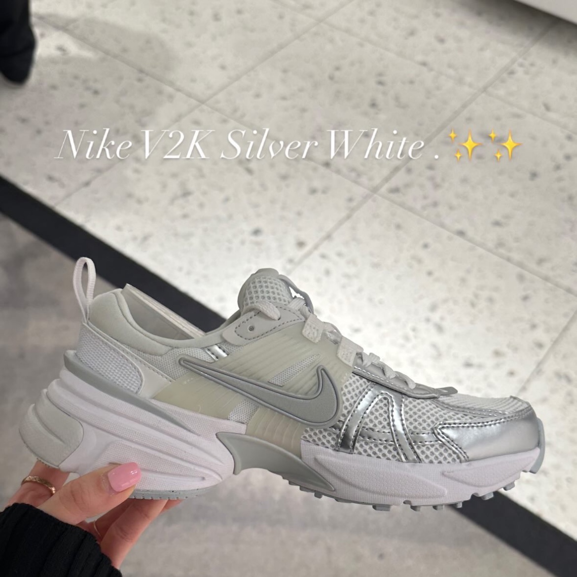 Nike V2K Run Metallic Silver White 착용 스타일 - 1