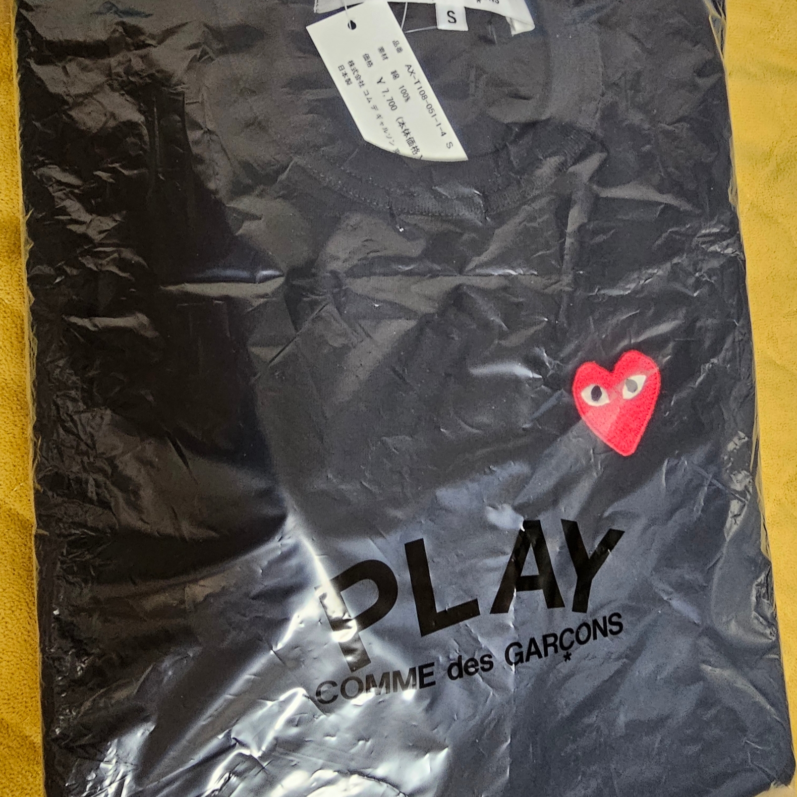 Play Comme des Garcons Red Heart T-Shirt Black 착용 스타일