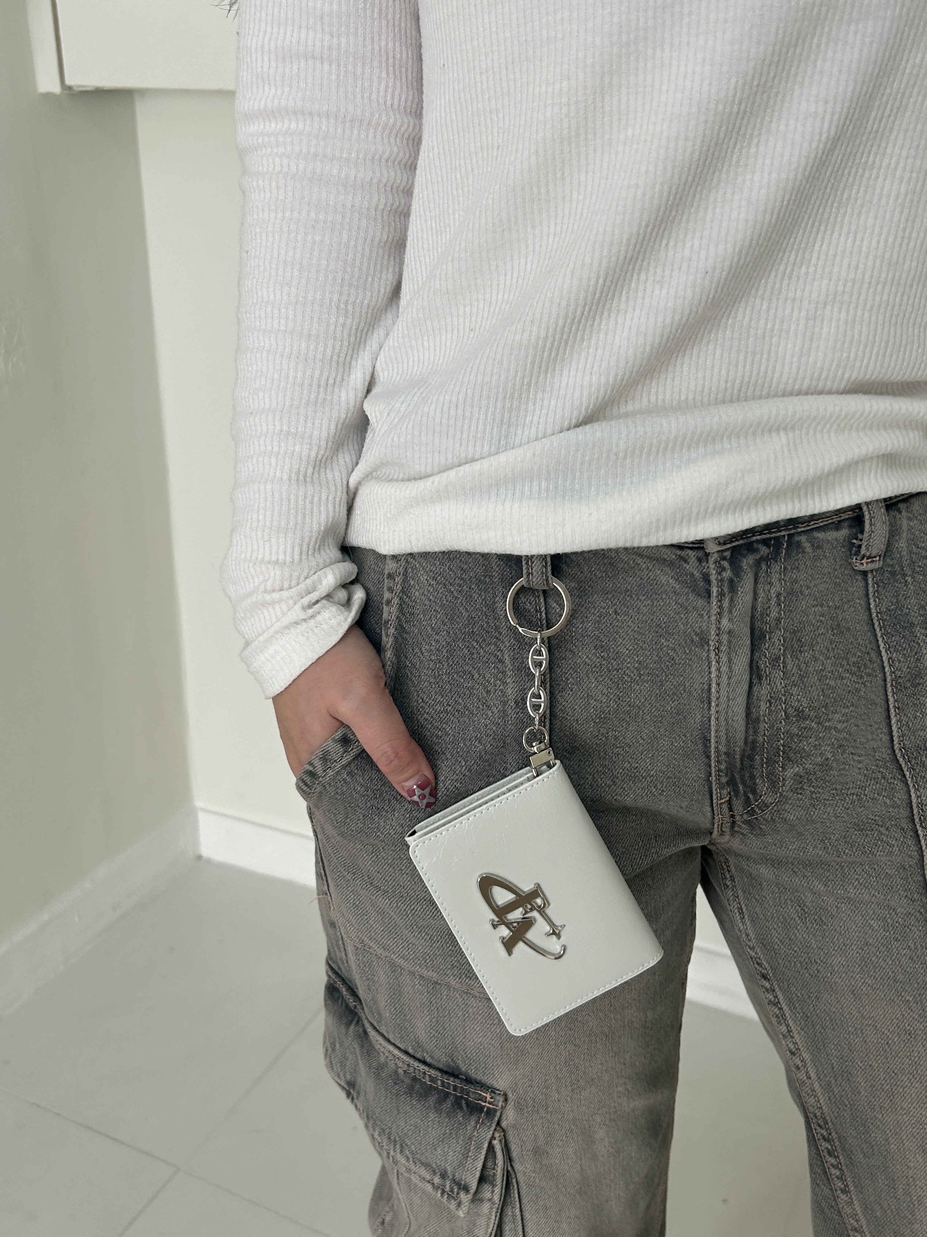 For Appeal Metal Logo Flap Card Wallet White, For Appeal Metal Logo Flap Card Wallet Wine 착용 스타일